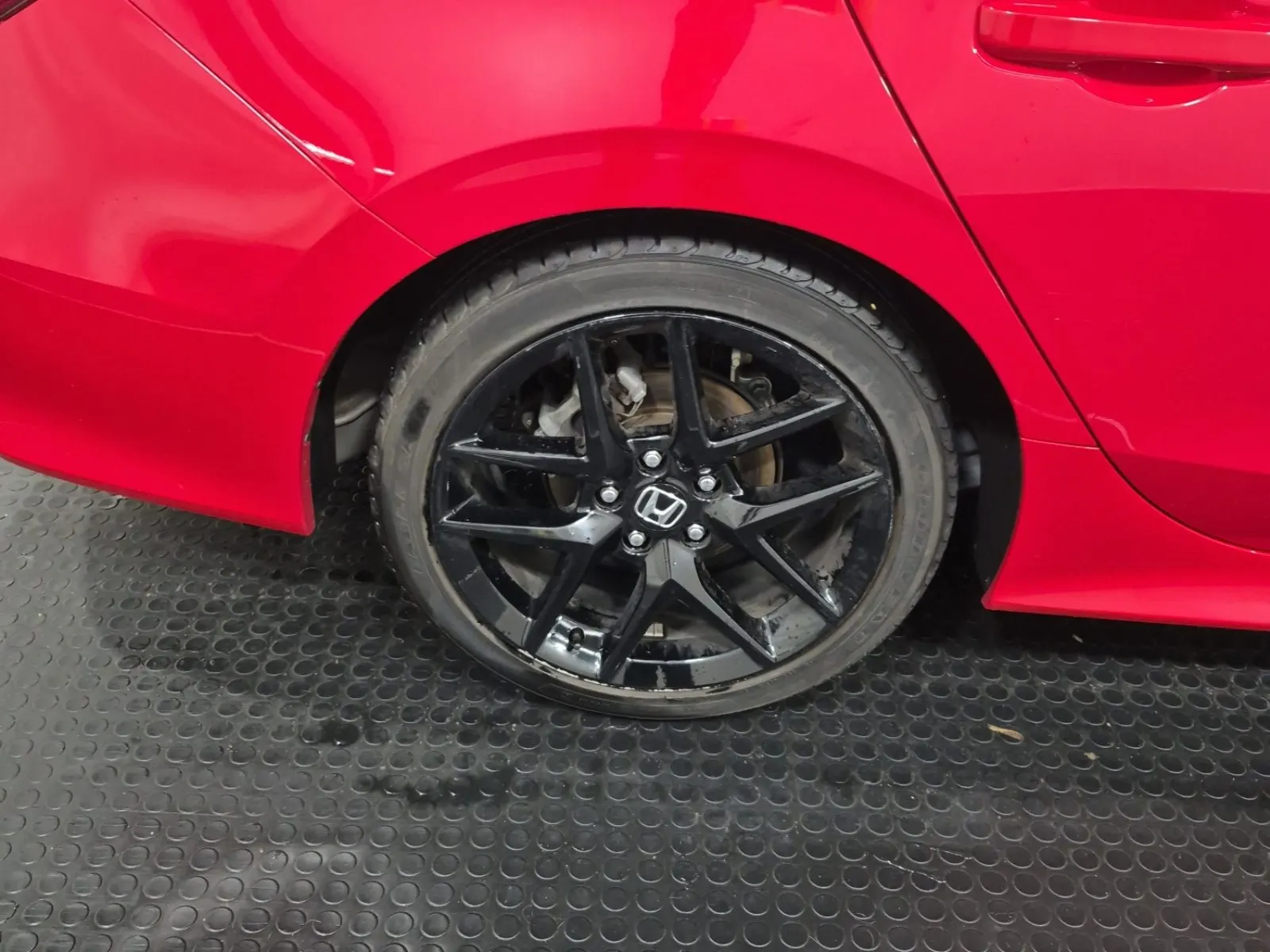 Right Rear Wheel/Tire Photo
