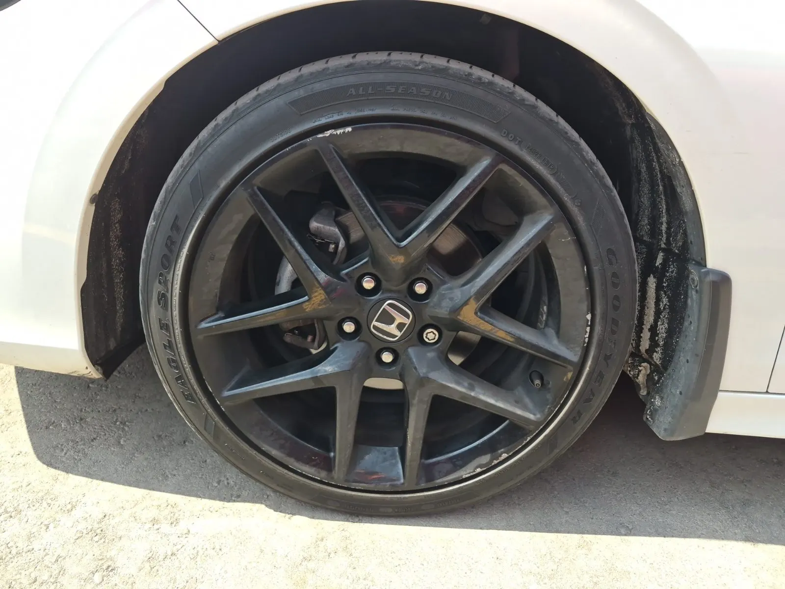 Front driver wheel/tire photo