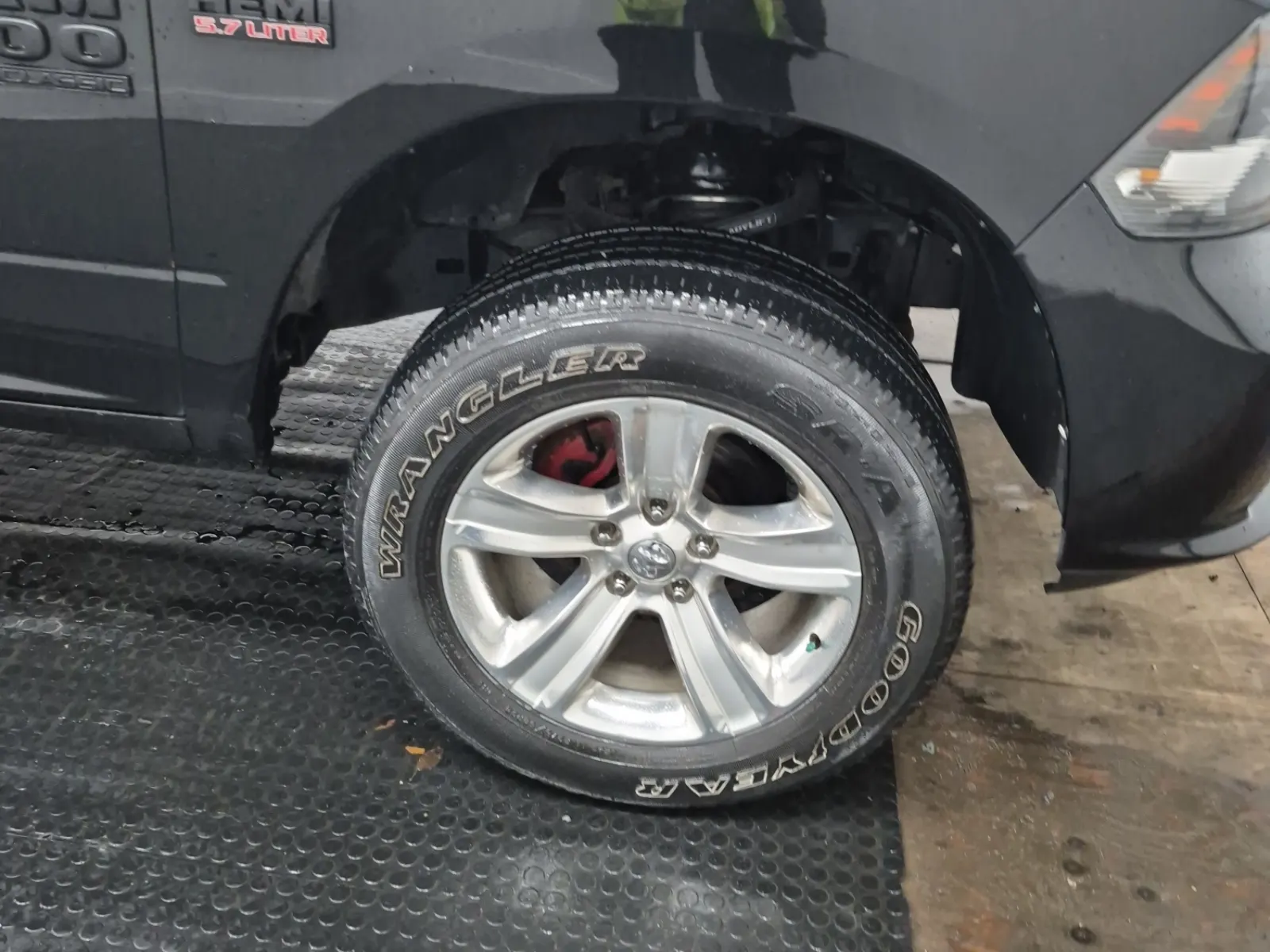 Right Front Wheel/Tire Photo