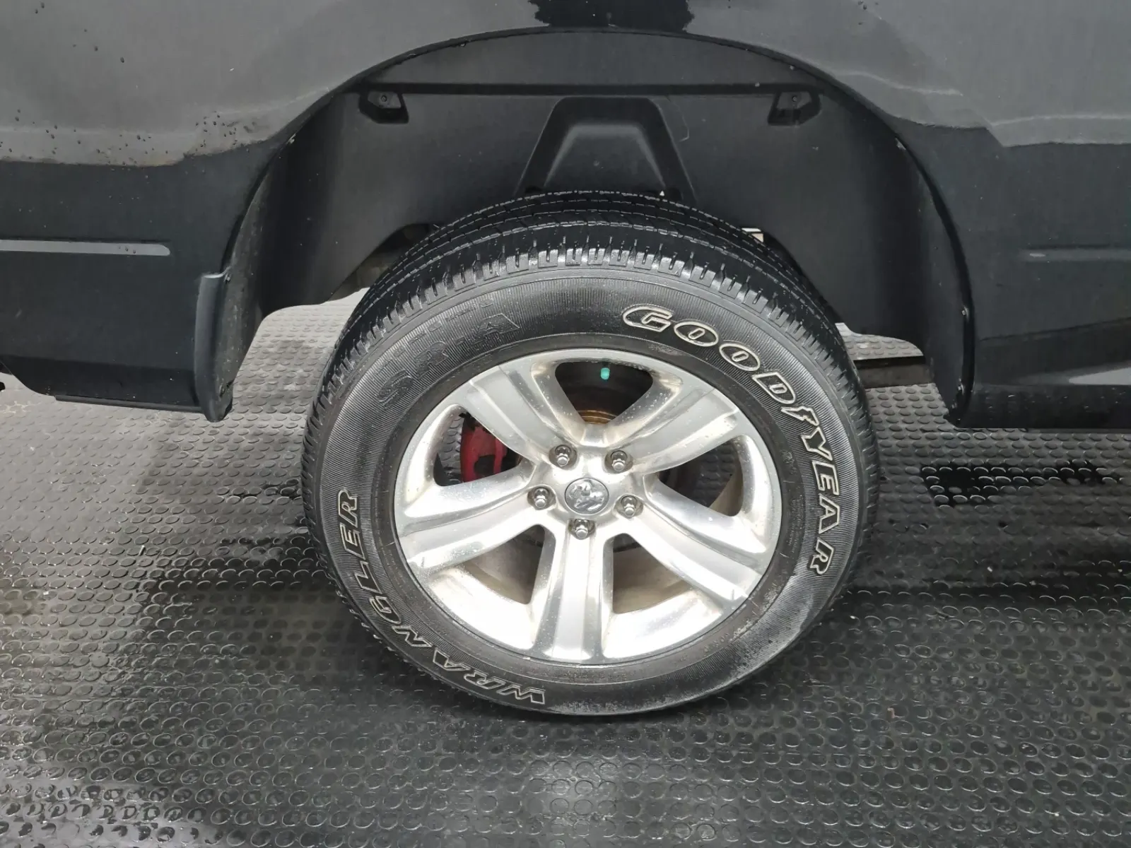 Right Rear Wheel/Tire Photo