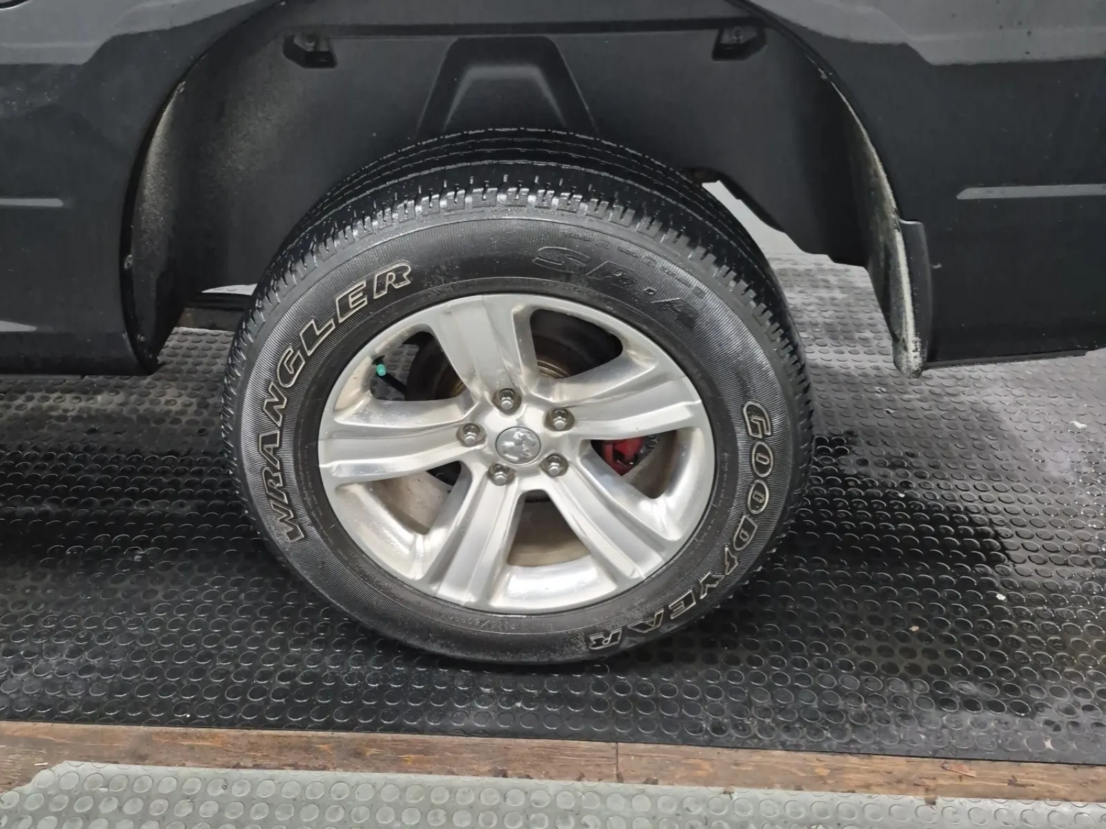 Left Rear Wheel/Tire Photo
