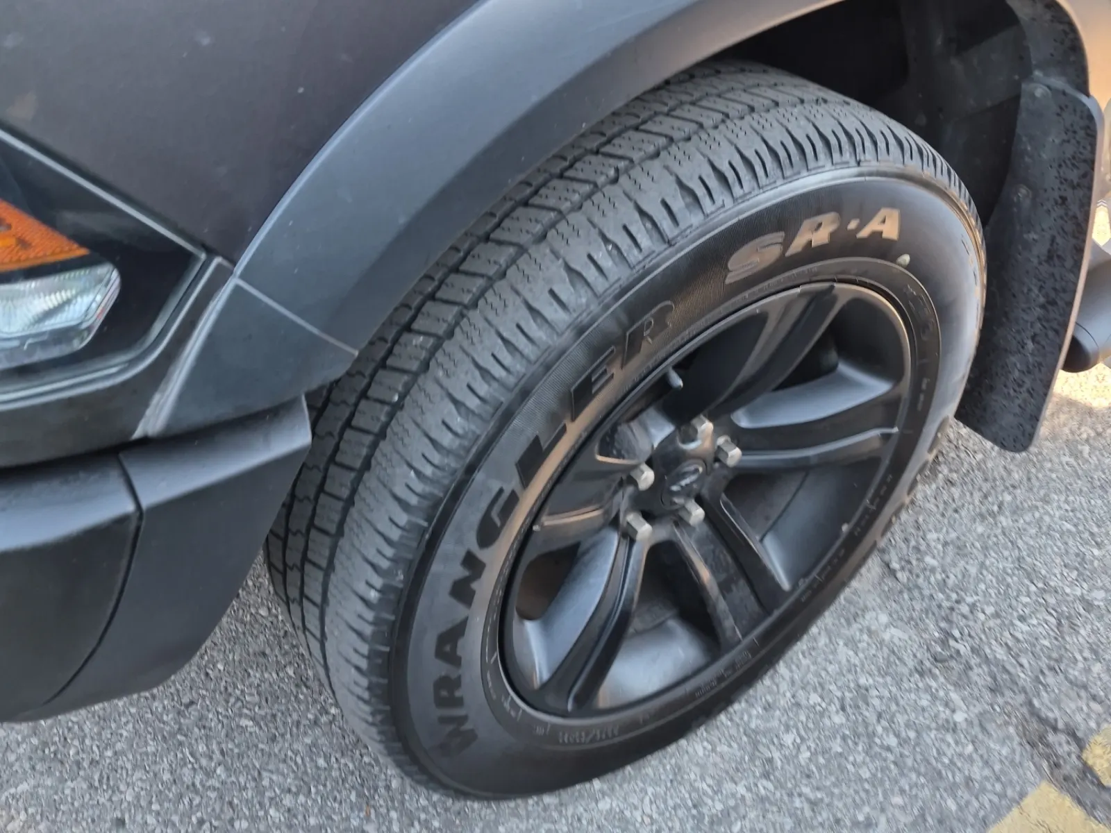 Front driver wheel/tire photo