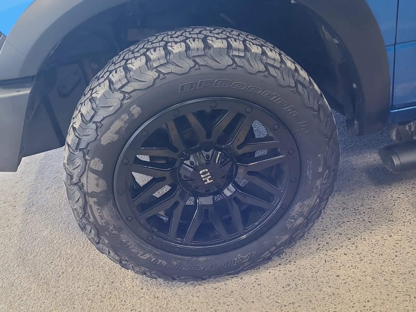 Front driver wheel/tire photo