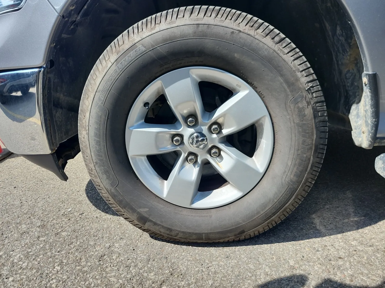 Front driver wheel/tire photo