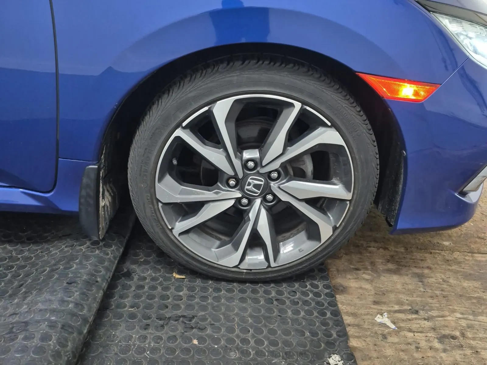 Right Front Wheel/Tire Photo