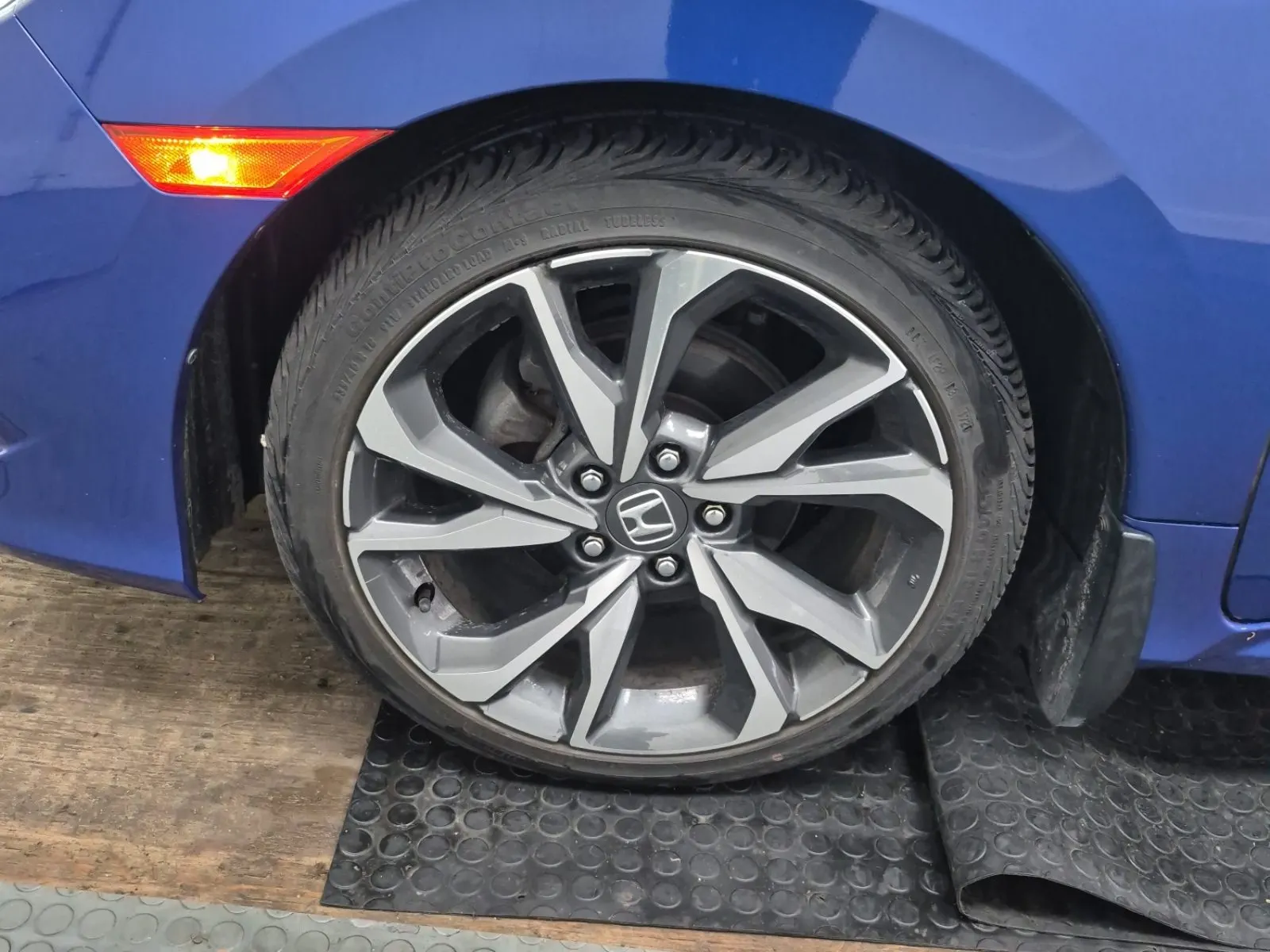 Front driver wheel/tire photo