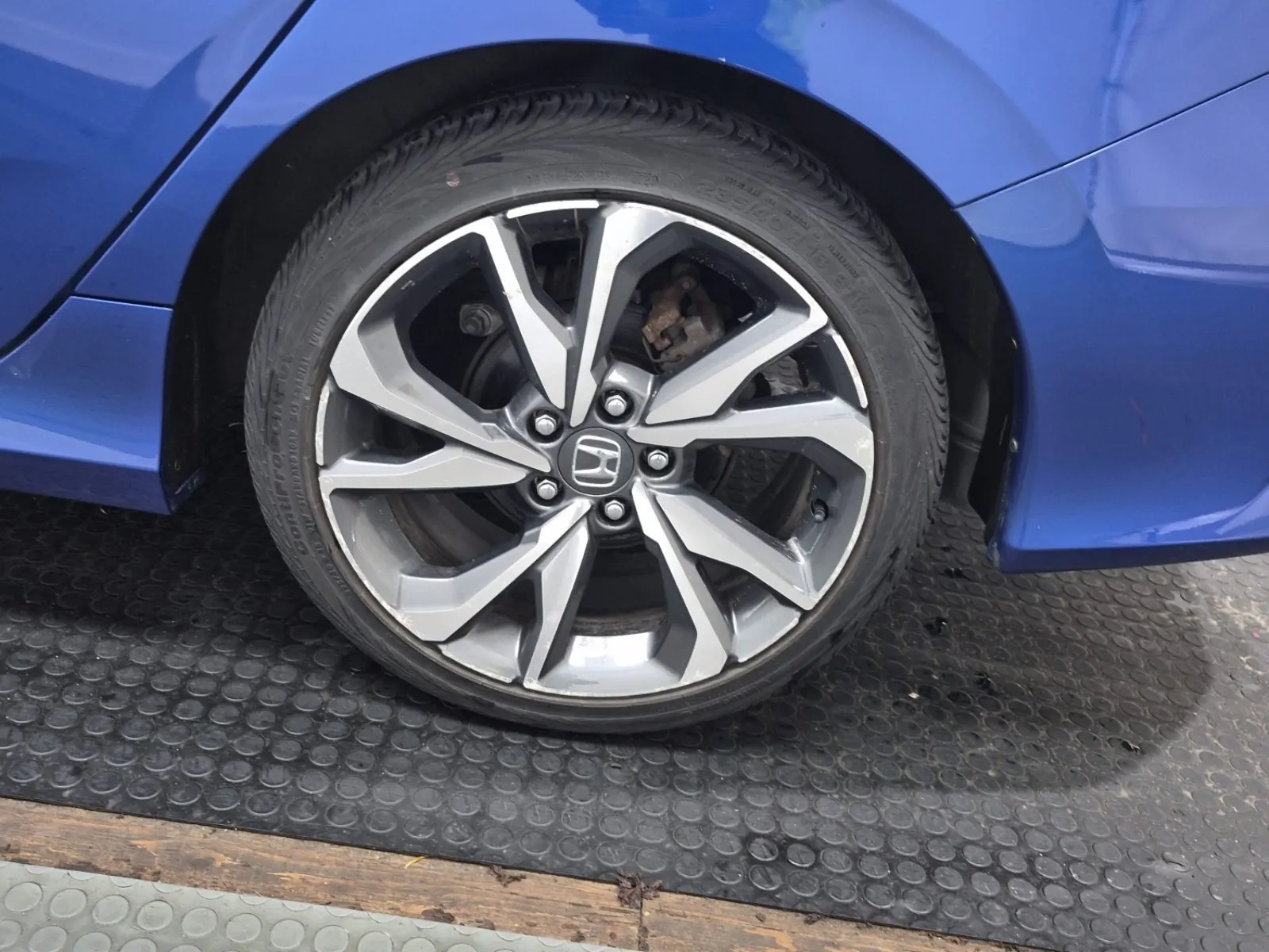 Left Rear Wheel/Tire Photo
