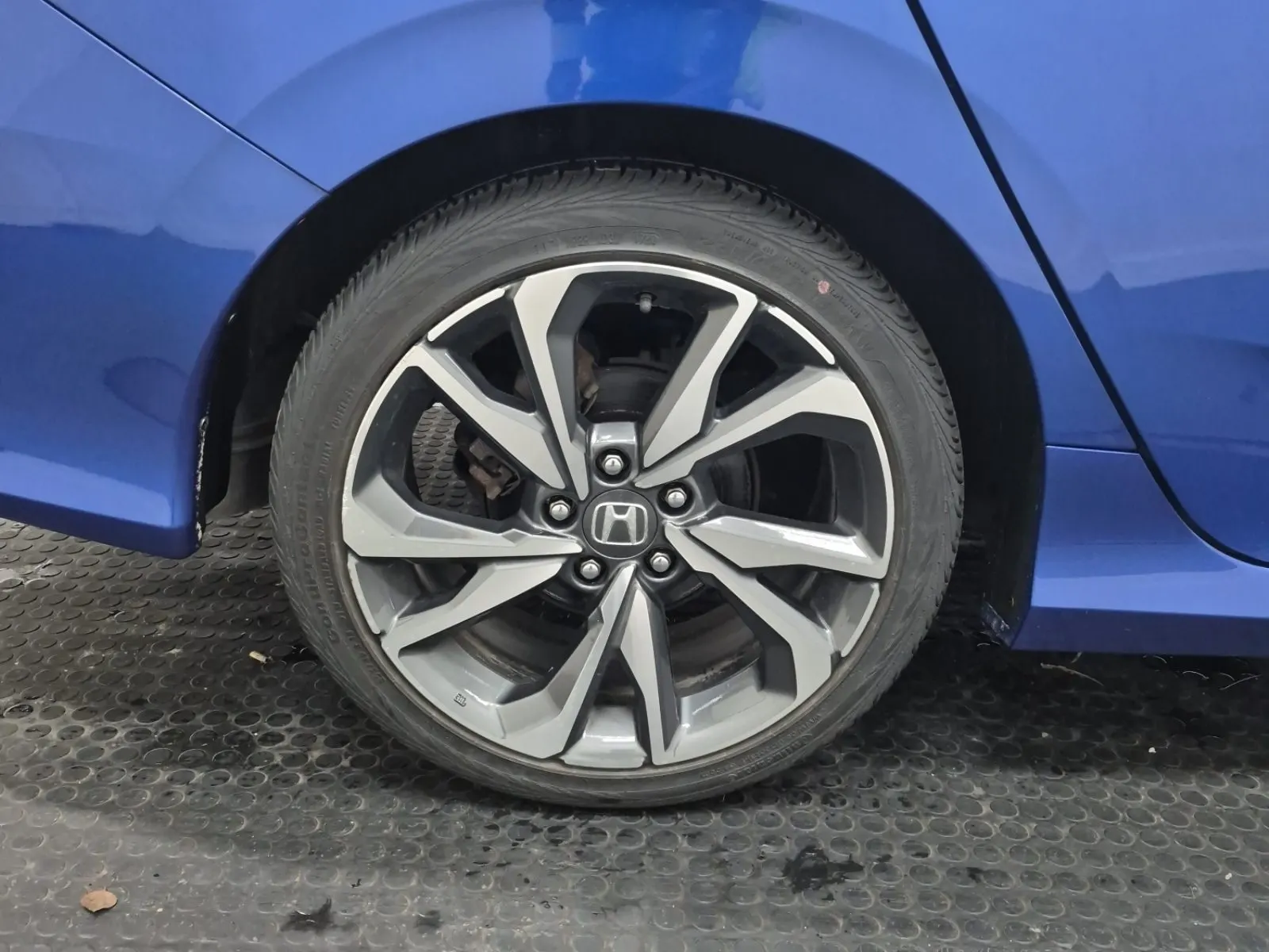 Right Rear Wheel/Tire Photo