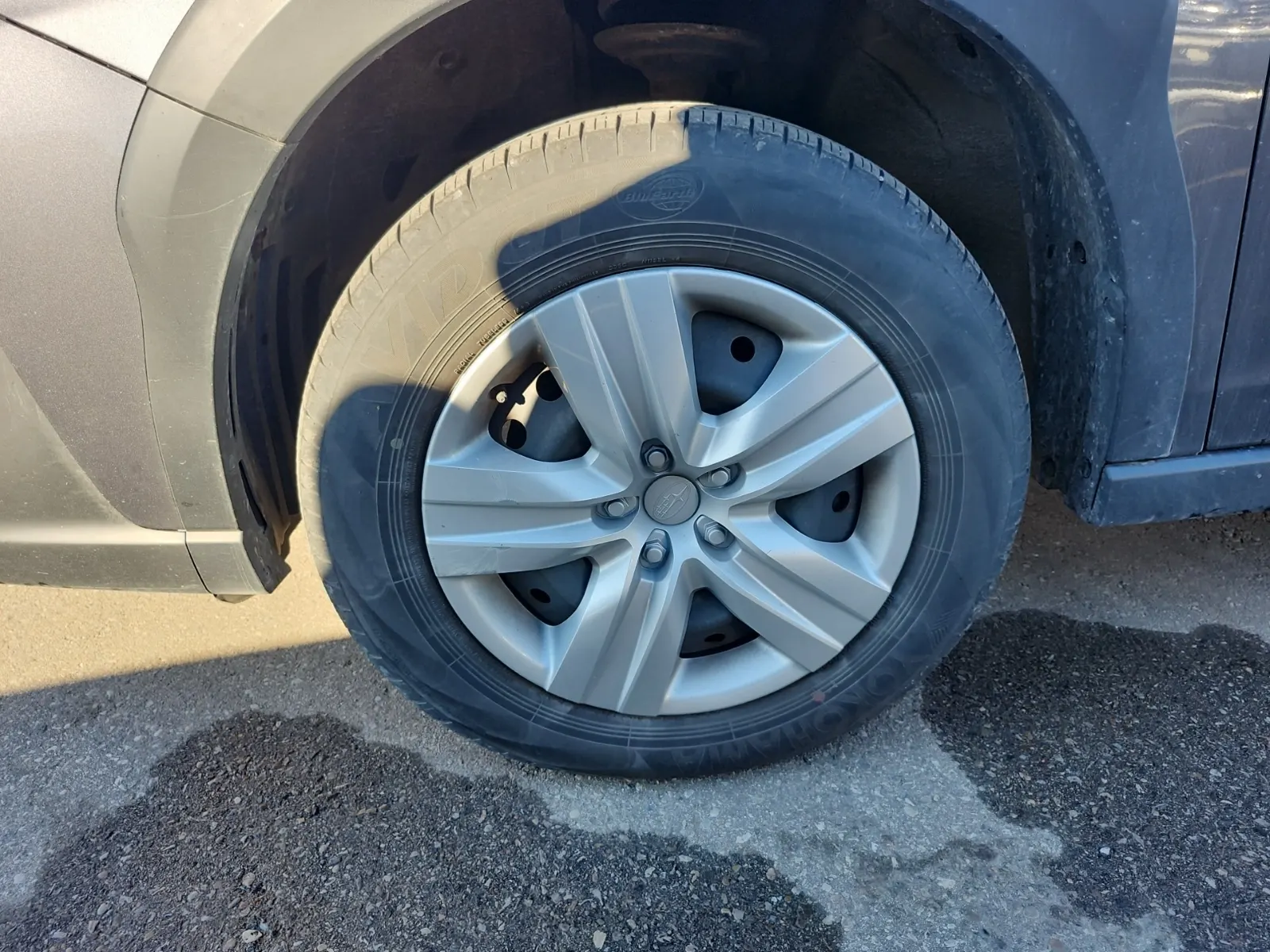 Front driver wheel/tire photo