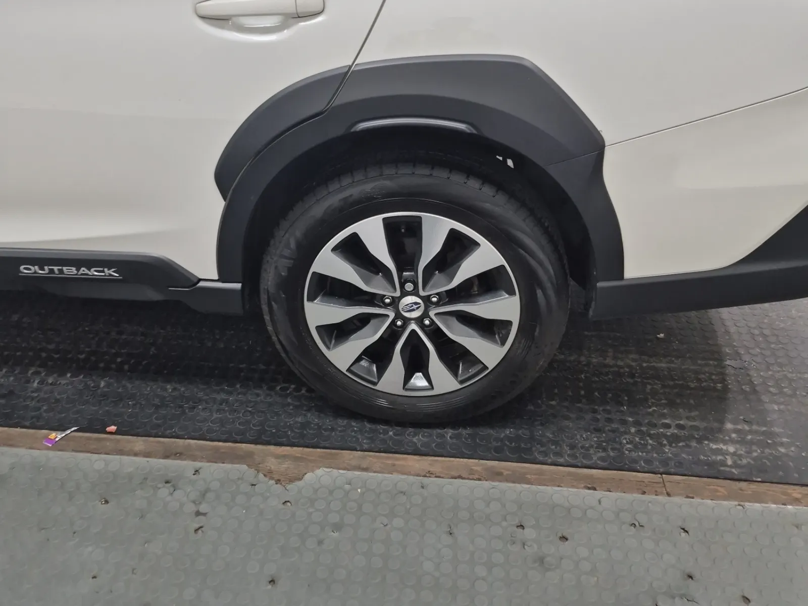 Left Rear Wheel/Tire Photo