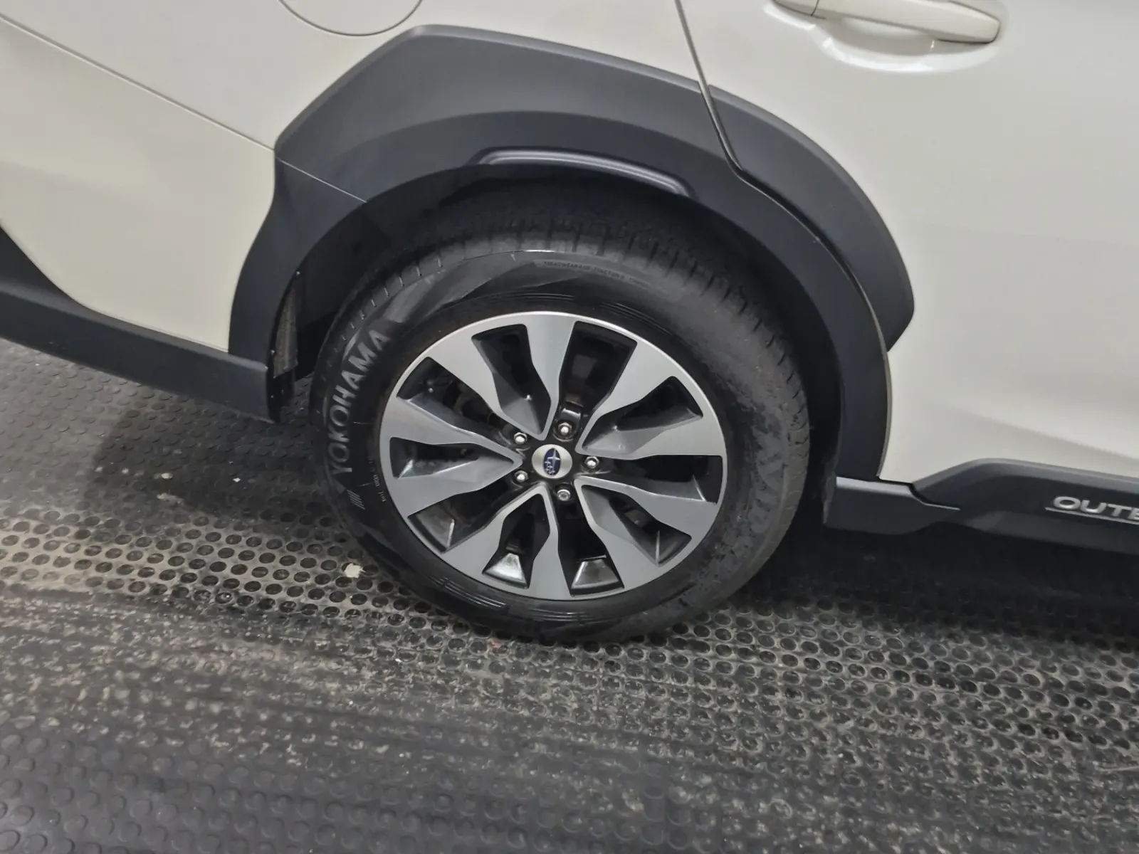 Right Rear Wheel/Tire Photo