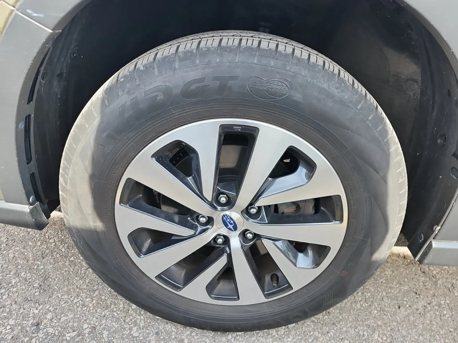 Front driver wheel/tire photo