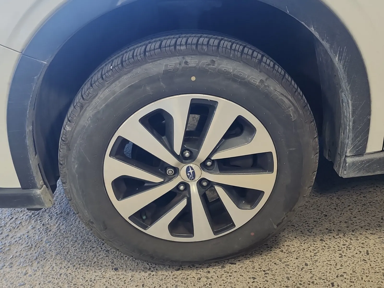 Front driver wheel/tire photo