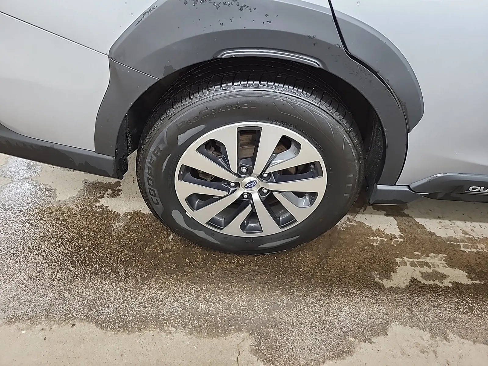 Right Rear Wheel/Tire Photo