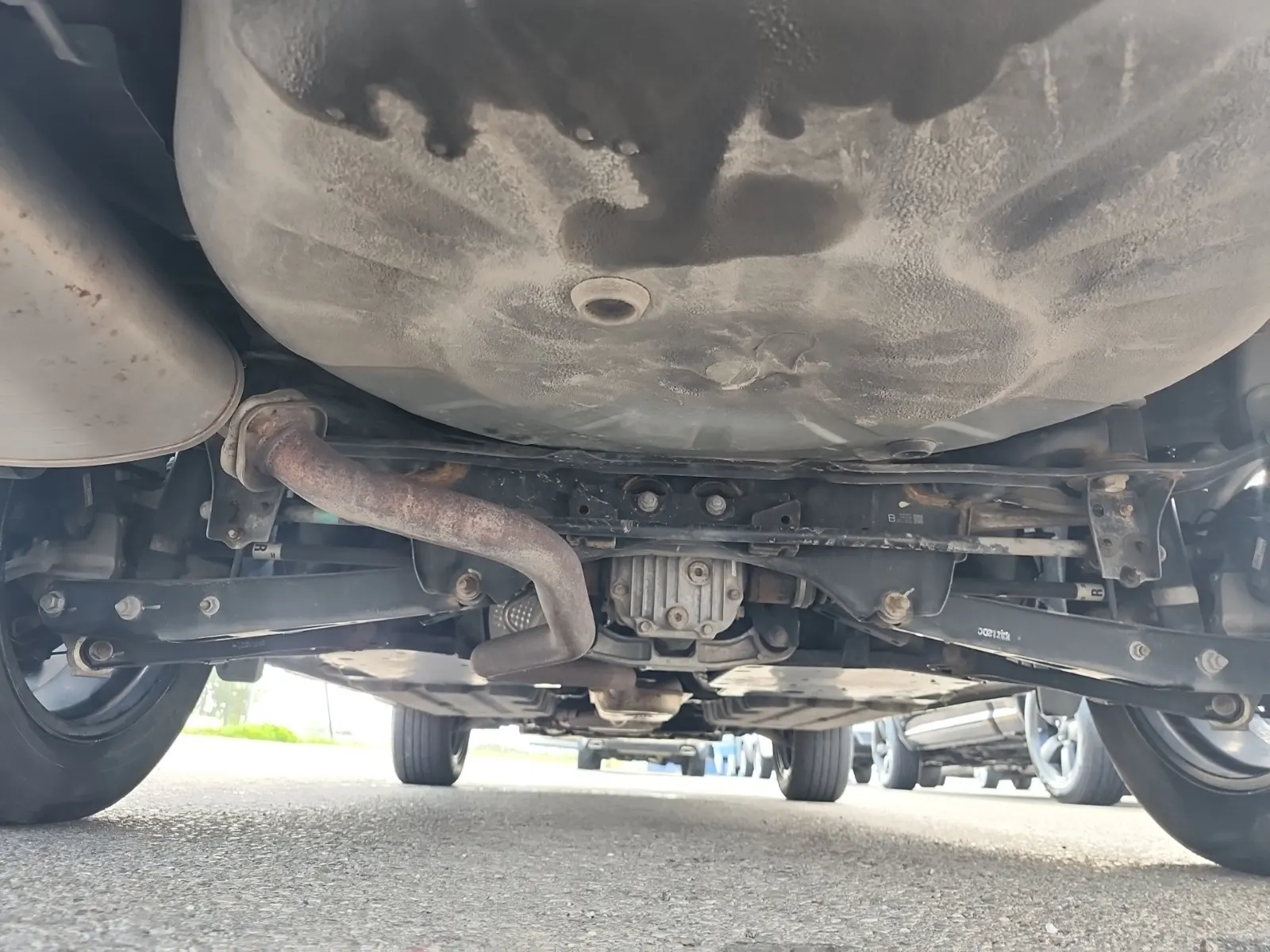 Undercarriage - Rear Photo