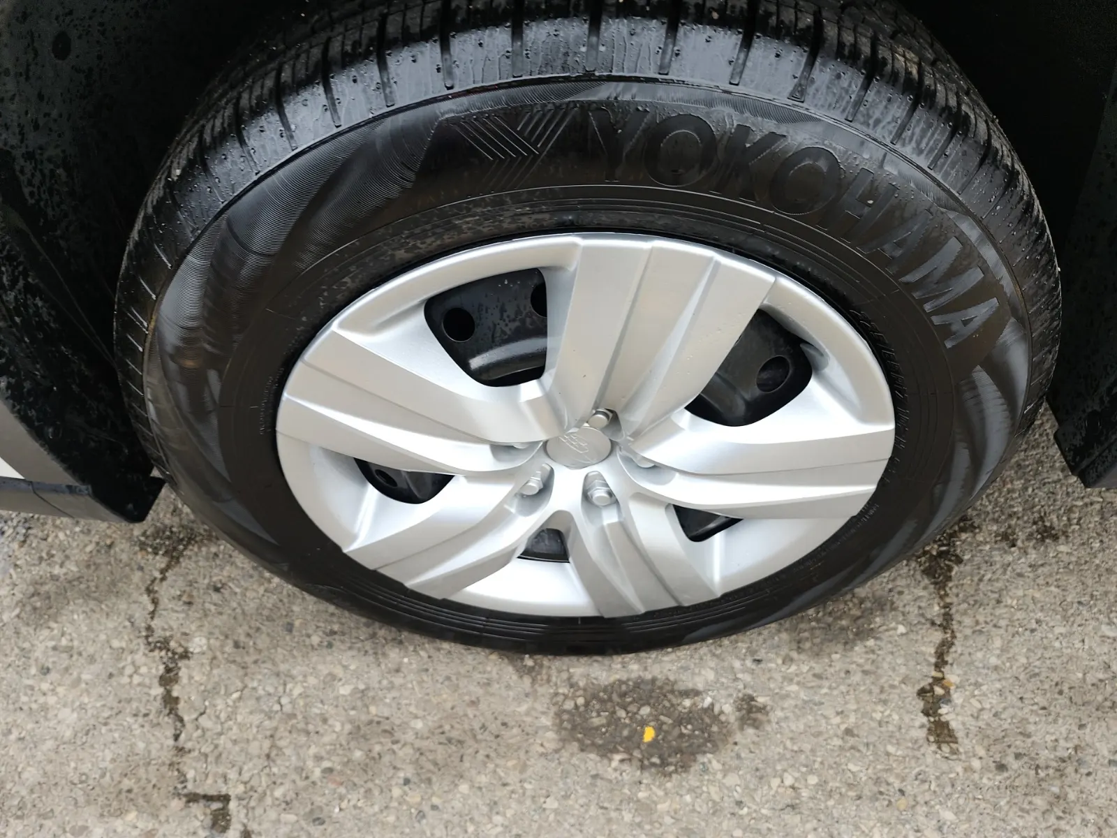 Front driver wheel/tire photo