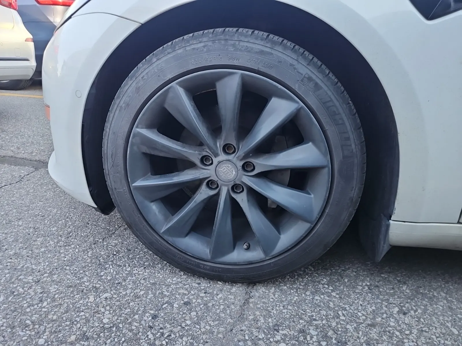 Front driver wheel/tire photo
