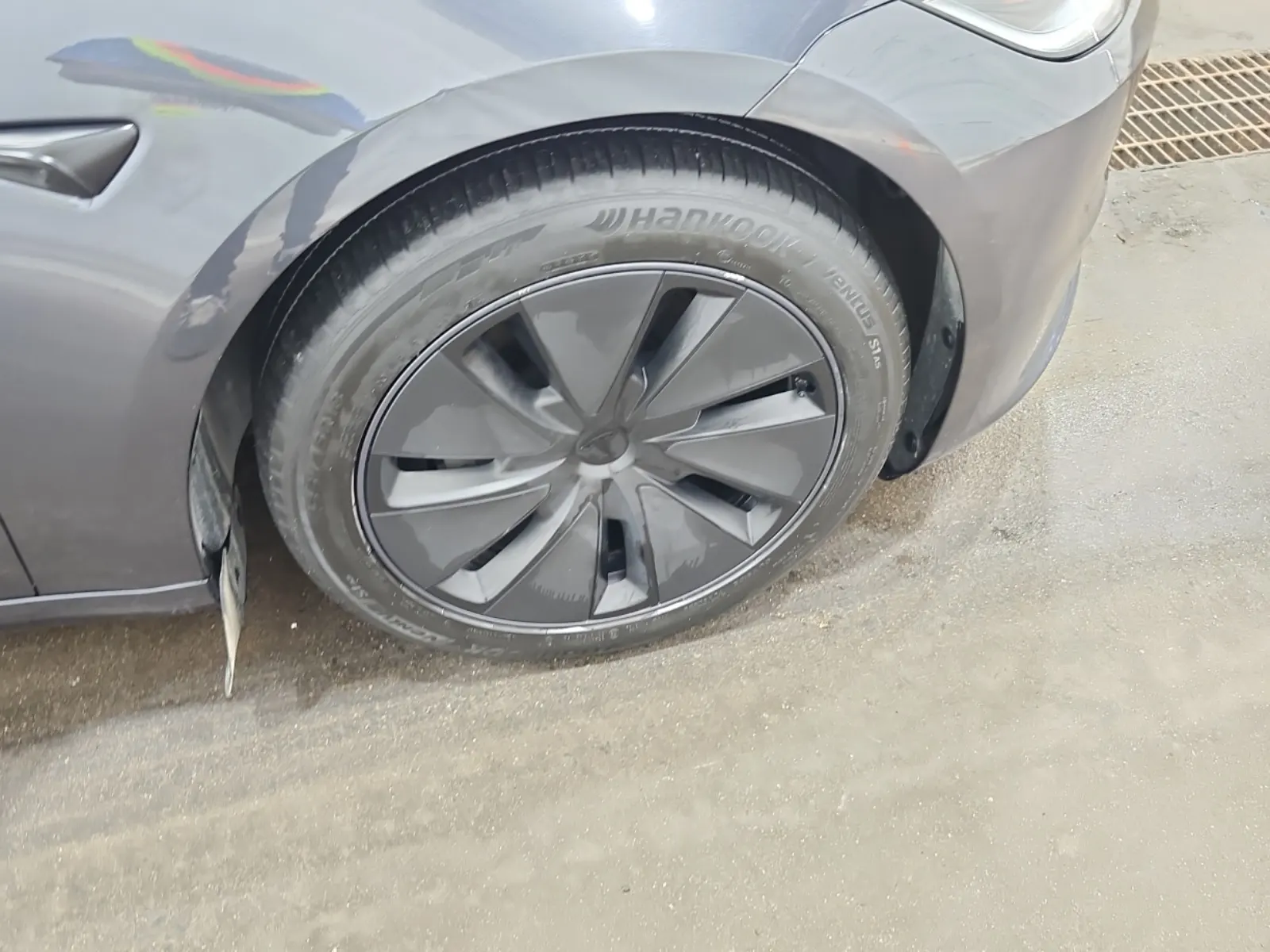 Right Front Wheel/Tire Photo