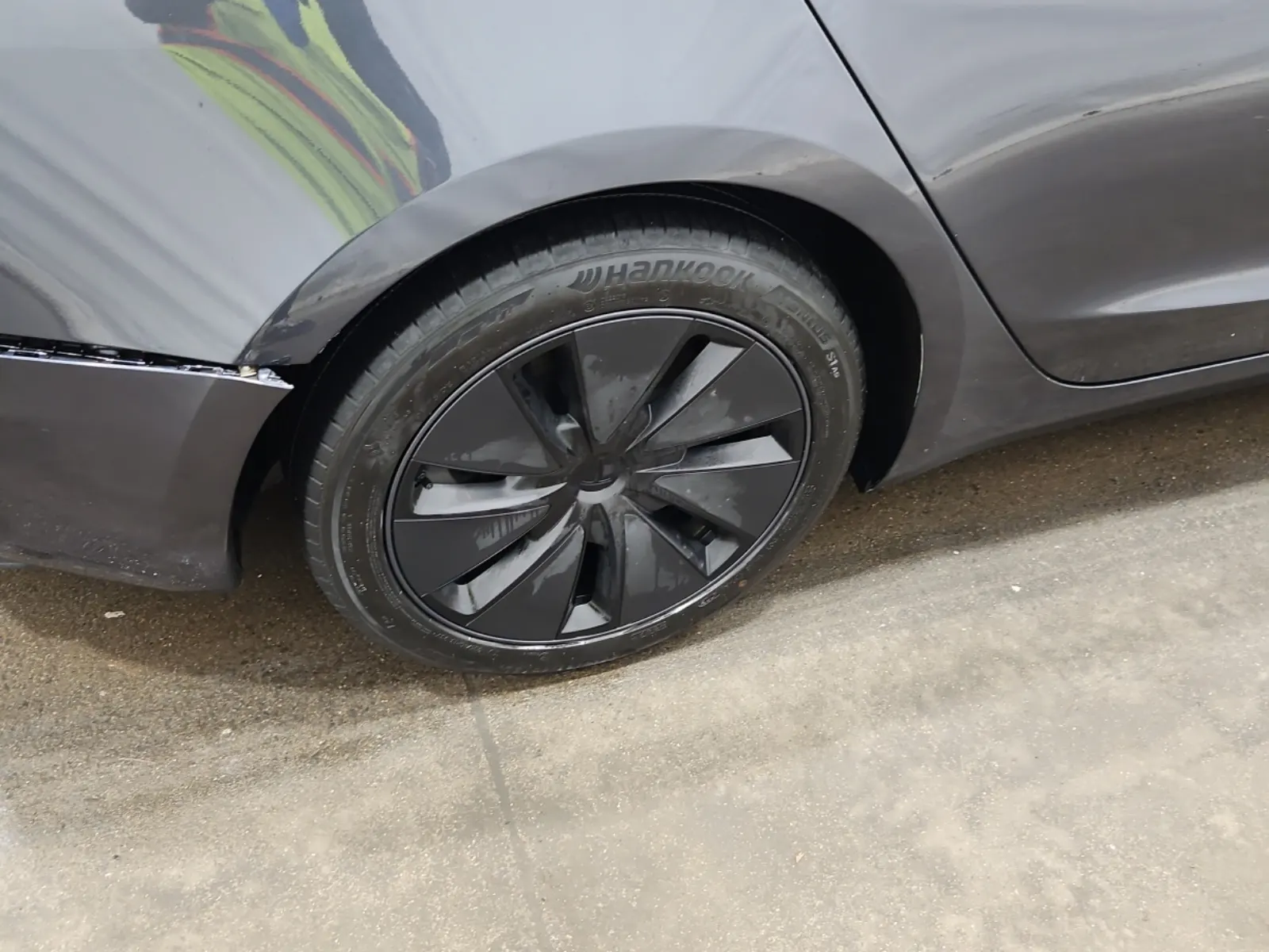 Right Rear Wheel/Tire Photo
