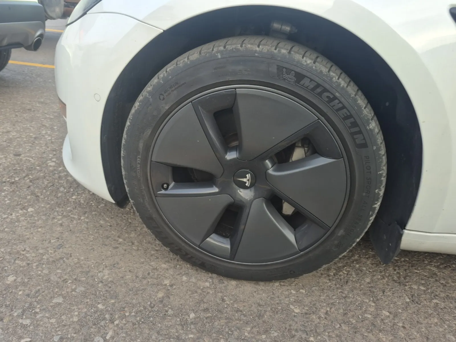 Front driver wheel/tire photo