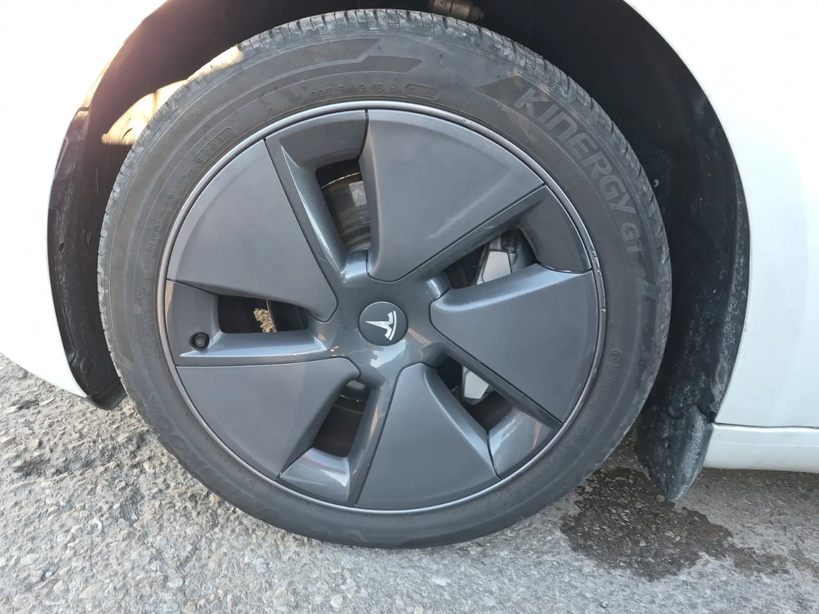 Front driver wheel/tire photo