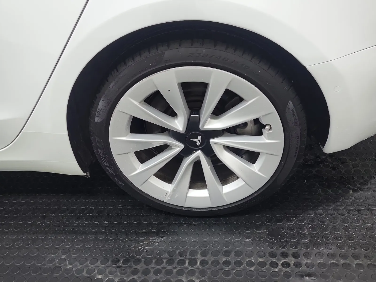 Left Rear Wheel/Tire Photo