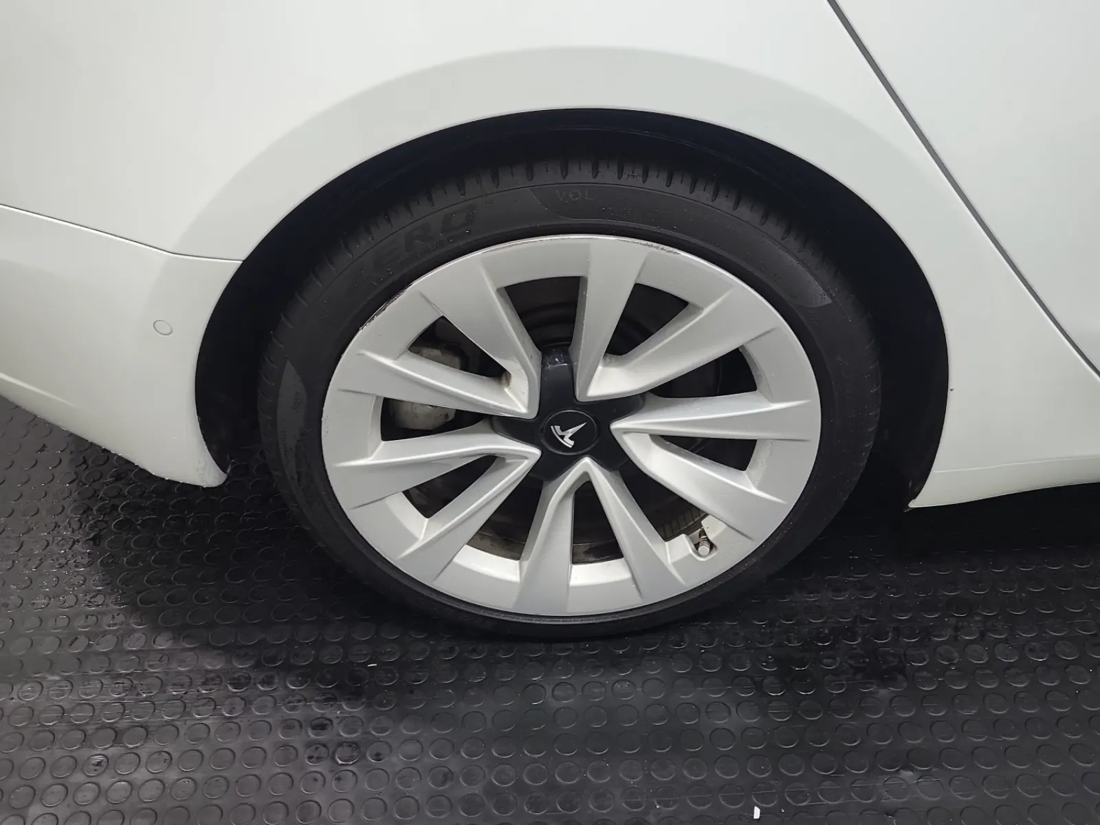 Right Rear Wheel/Tire Photo