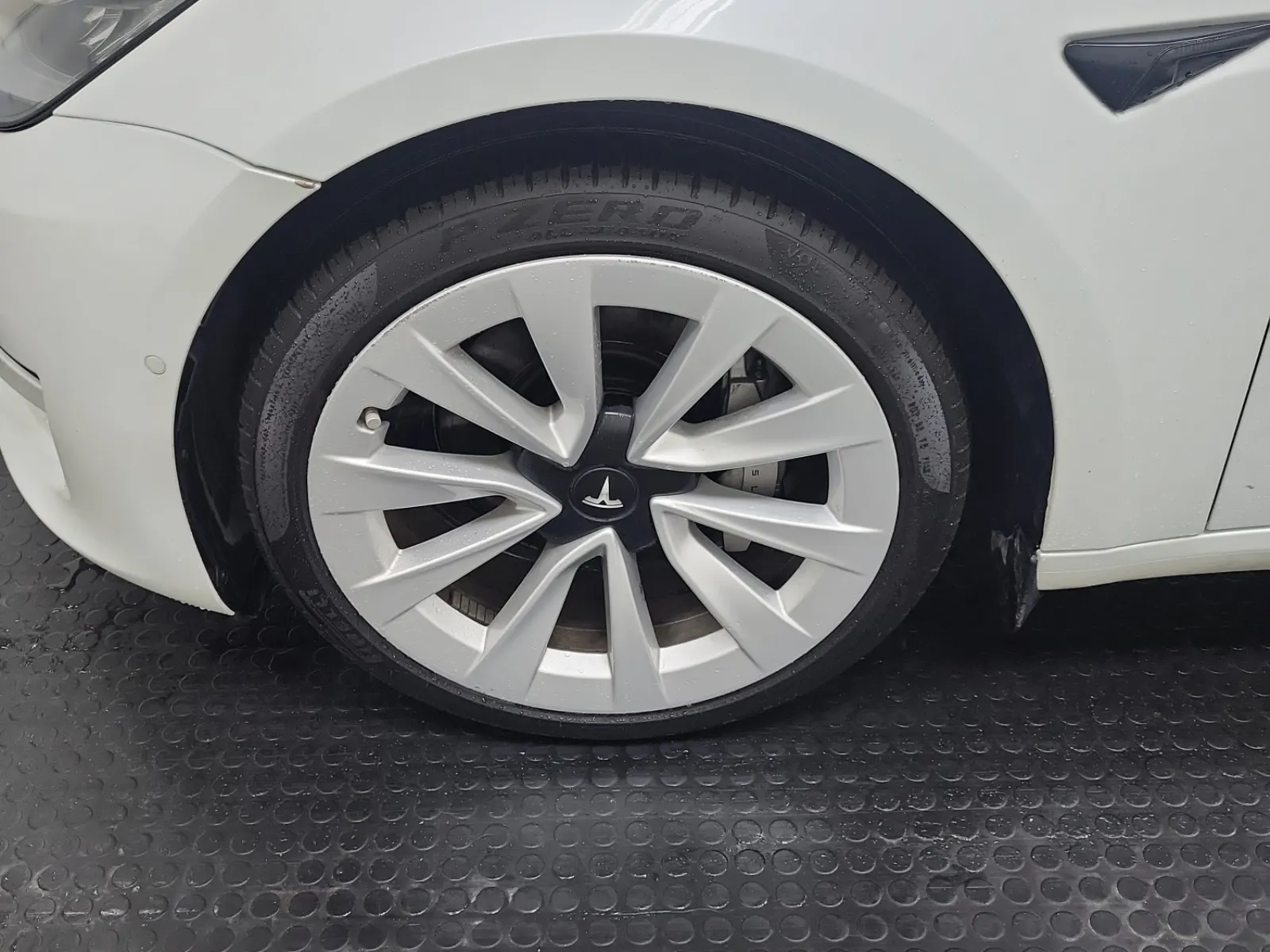 Front driver wheel/tire photo