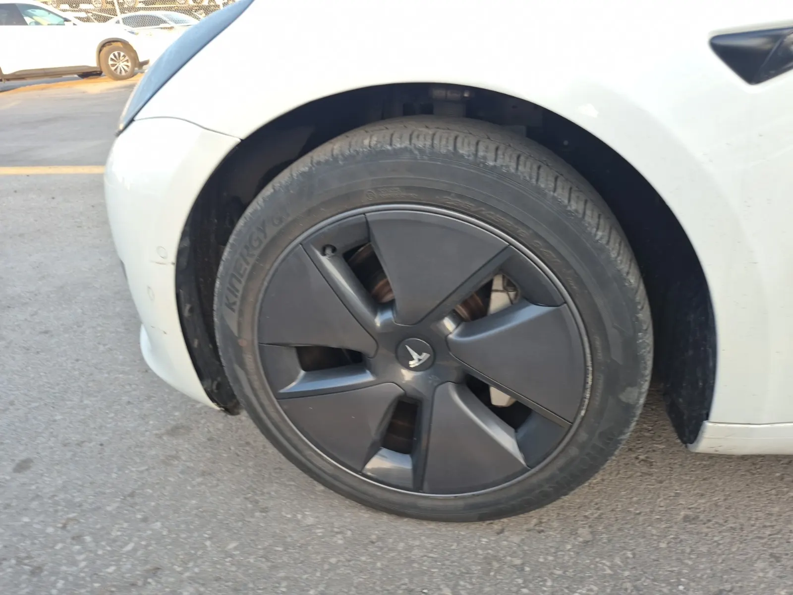 Front driver wheel/tire photo