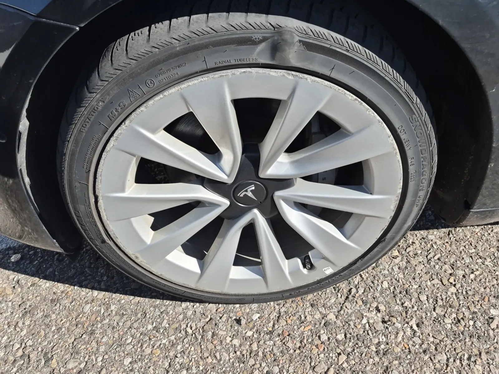 Front driver wheel/tire photo