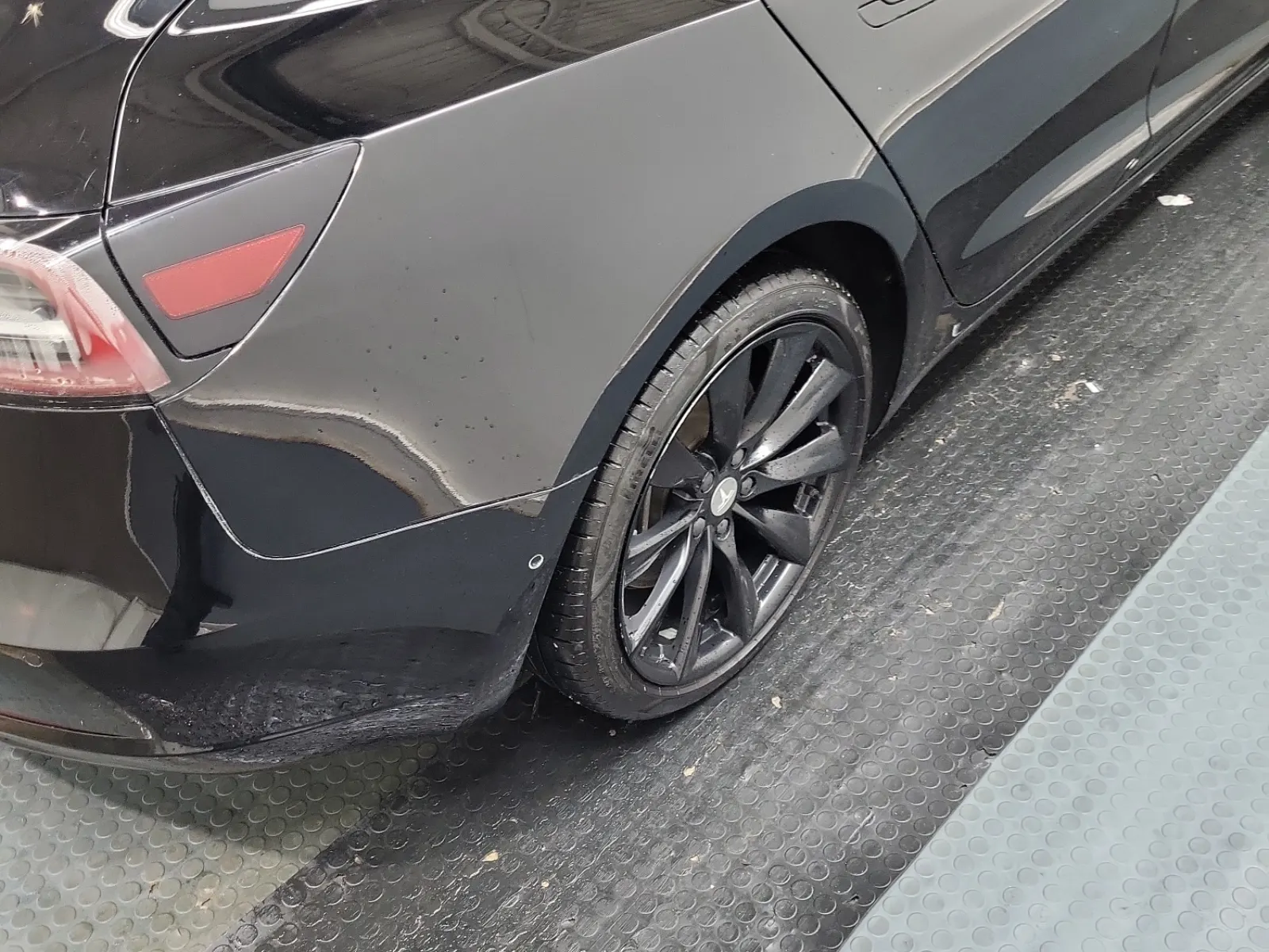Right Rear Wheel/Tire Photo