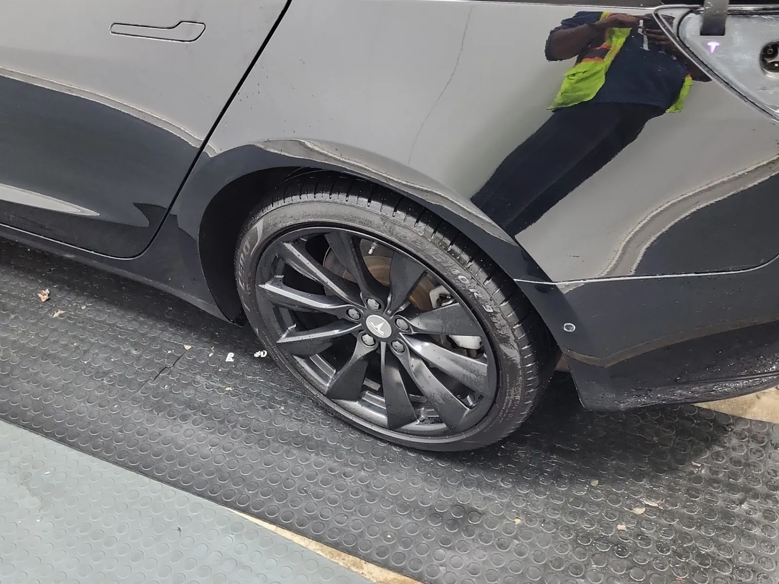 Left Rear Wheel/Tire Photo