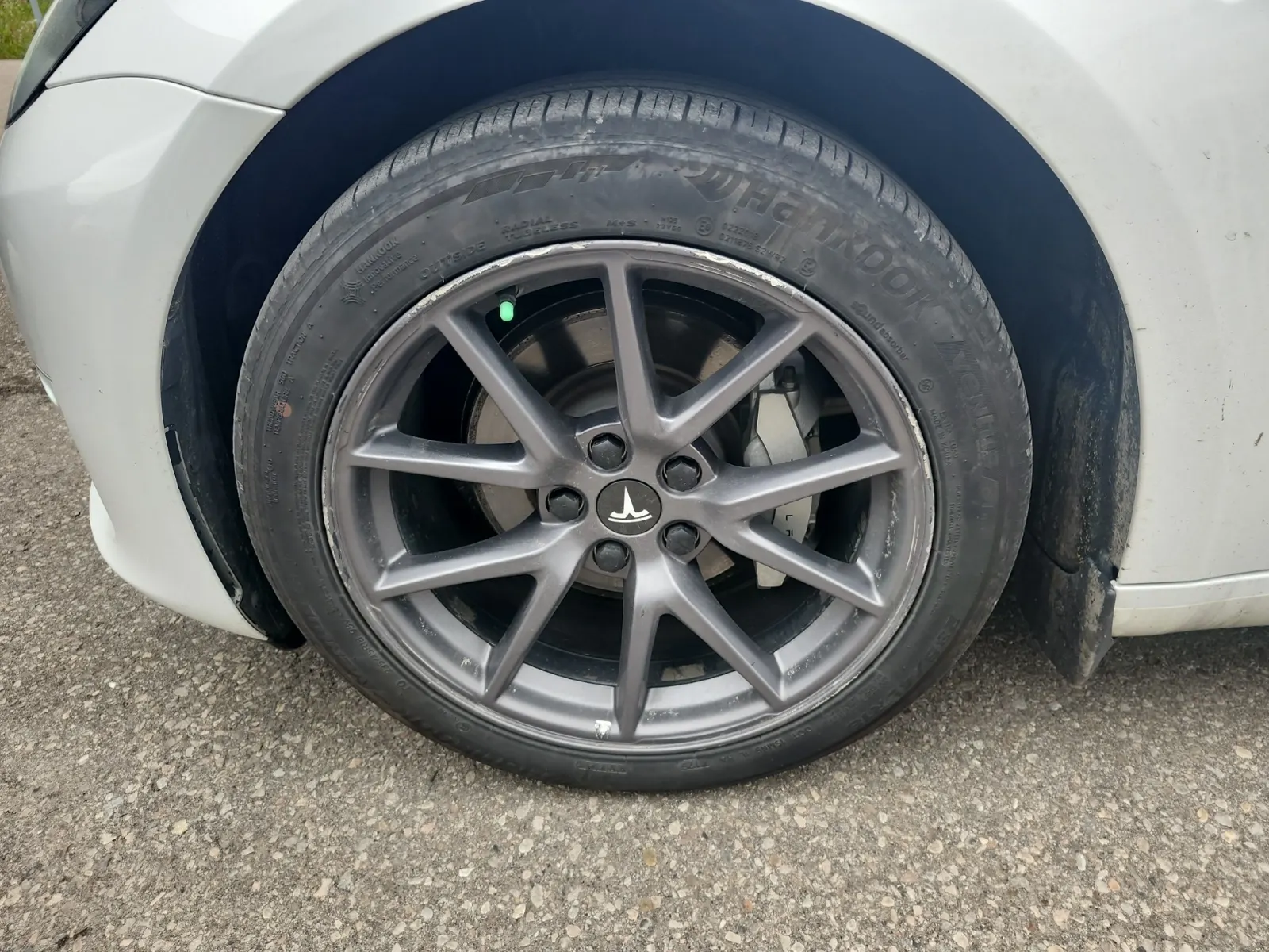 Front driver wheel/tire photo