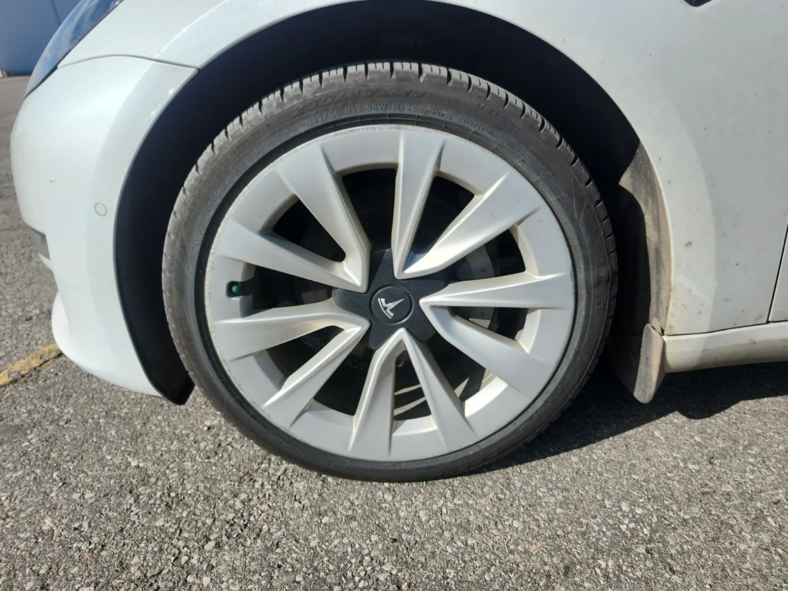 Front driver wheel/tire photo