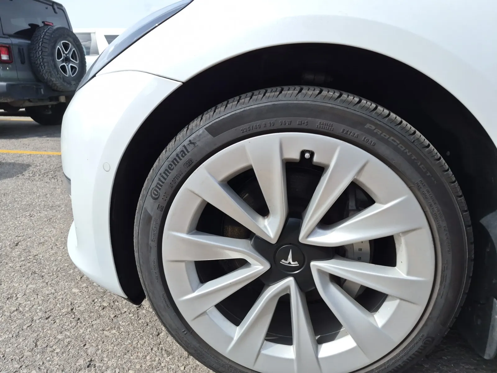 Front driver wheel/tire photo