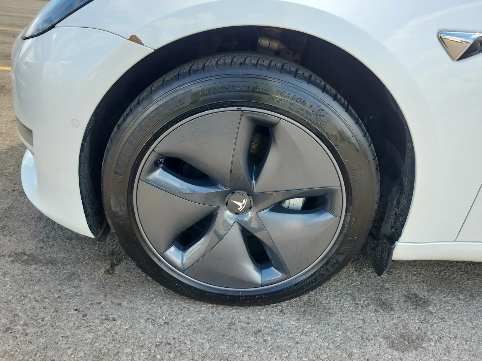 Front driver wheel/tire photo