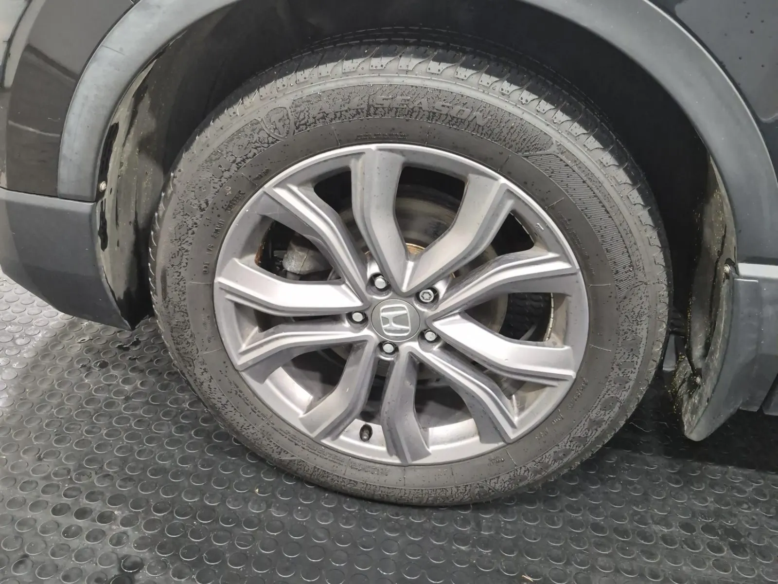 Front driver wheel/tire photo