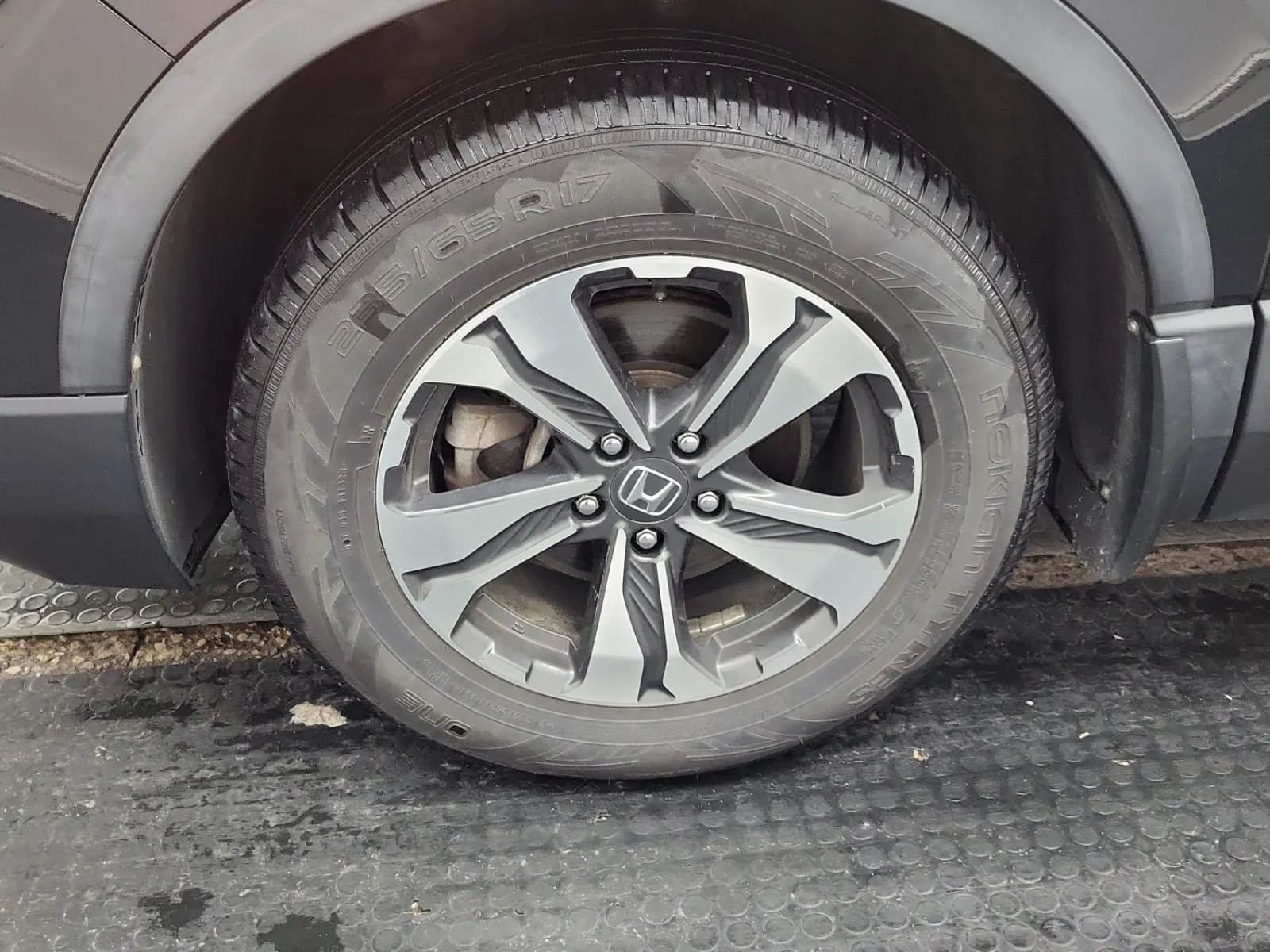 Front driver wheel/tire photo