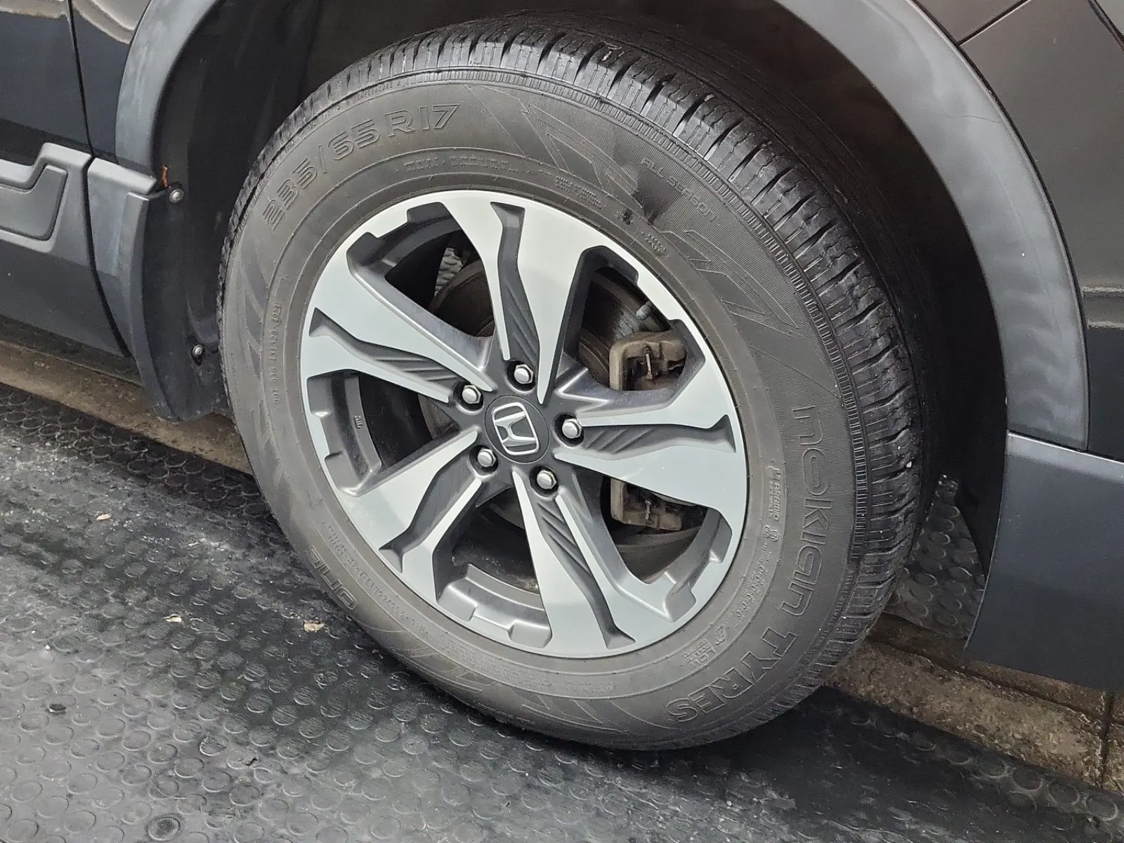 Right Front Wheel/Tire Photo