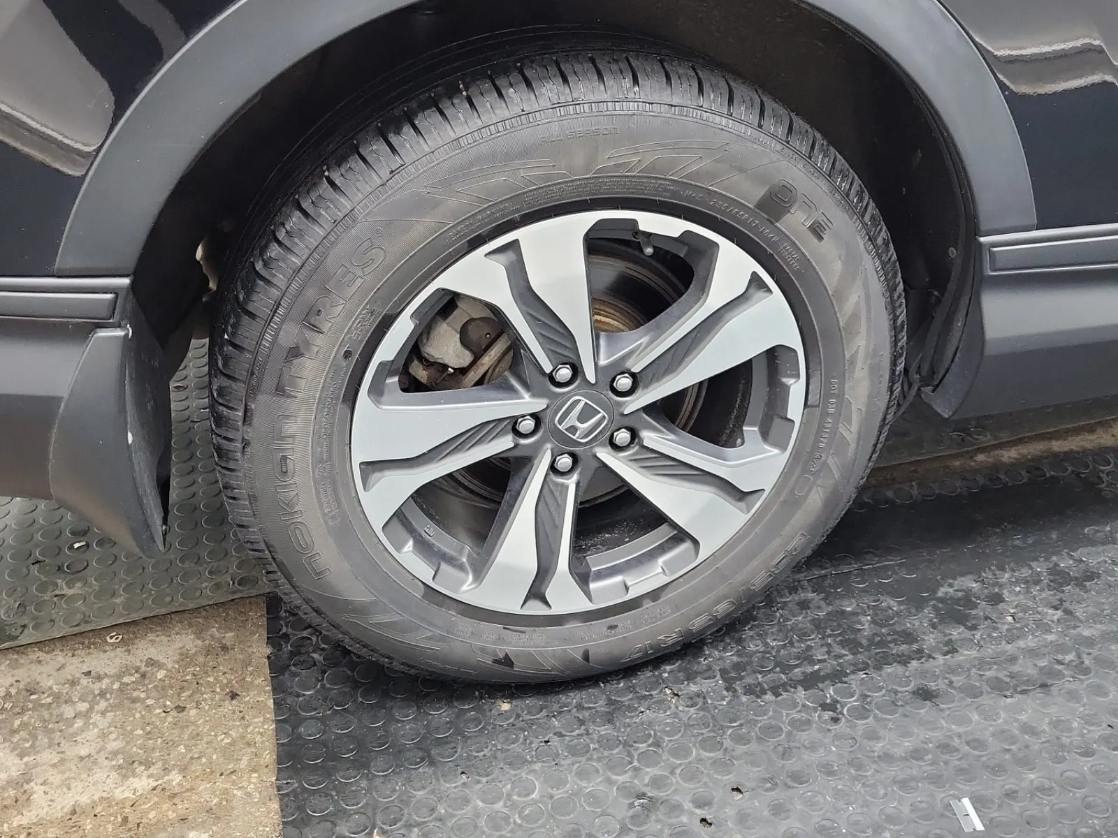 Right Rear Wheel/Tire Photo