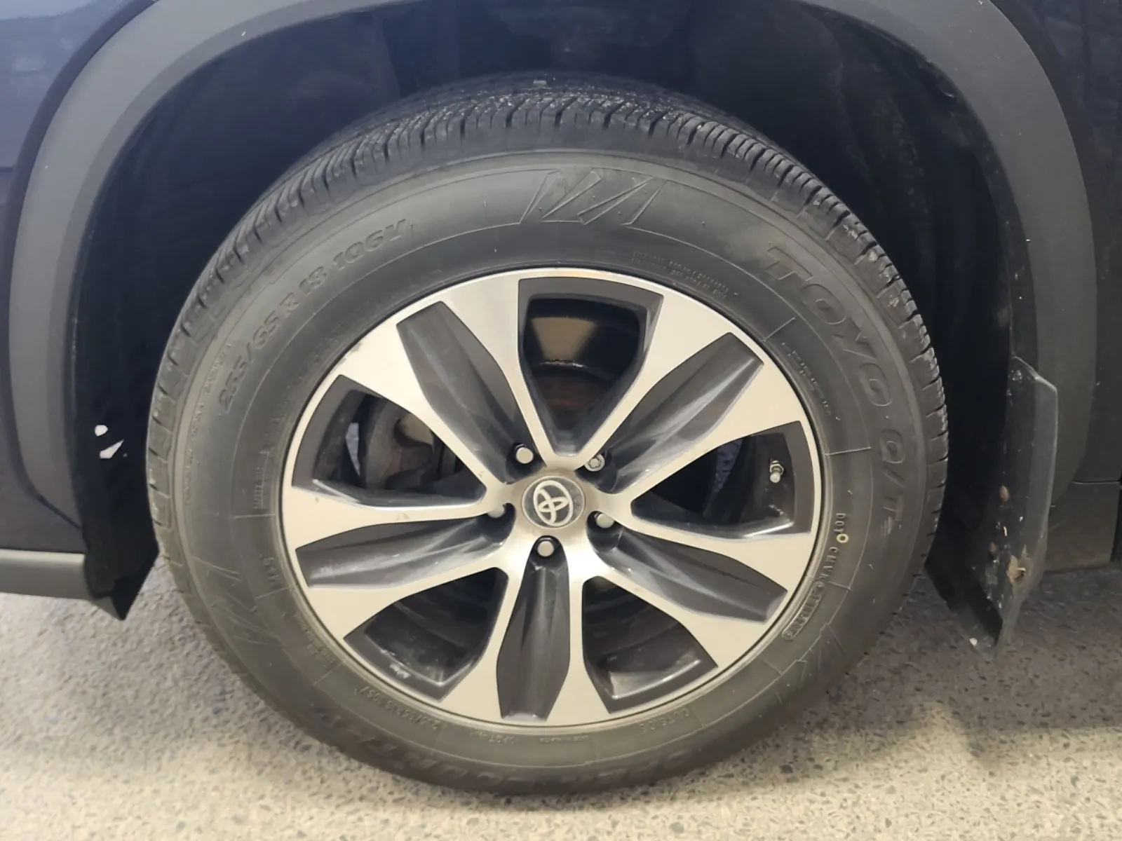 Front driver wheel/tire photo