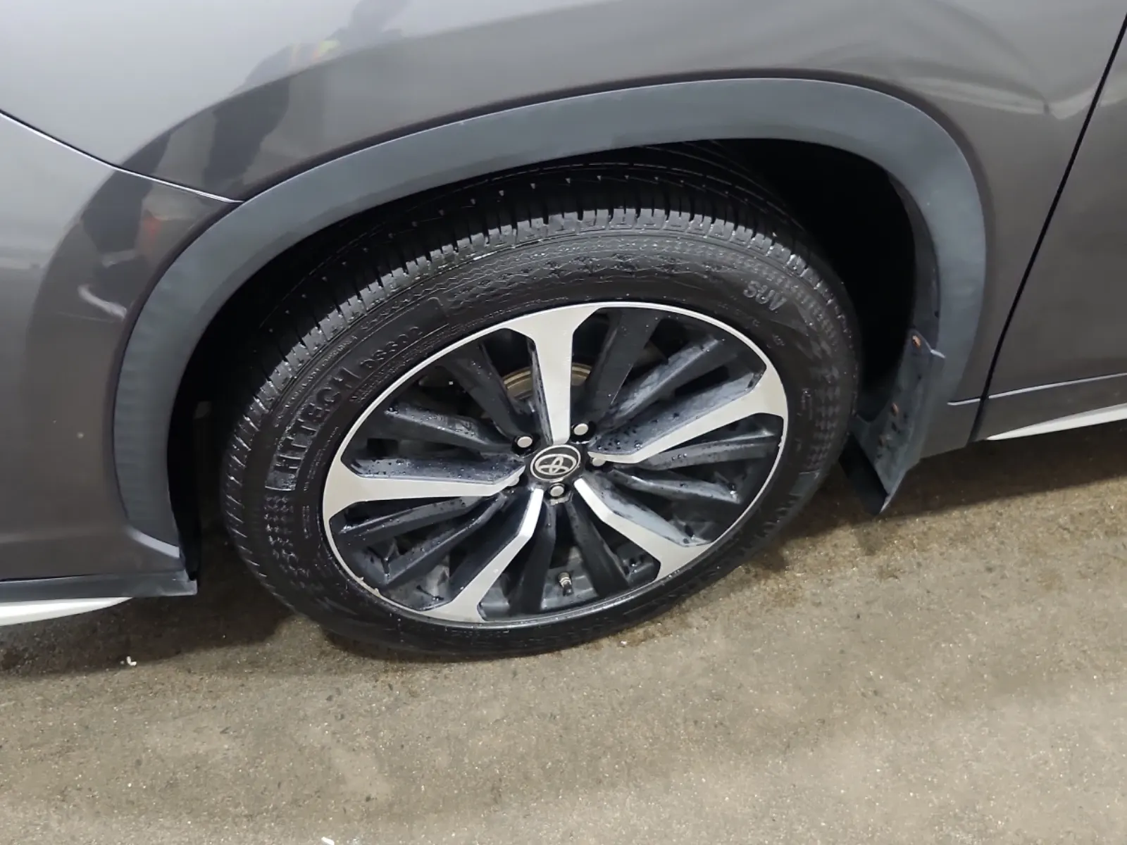 Front driver wheel/tire photo