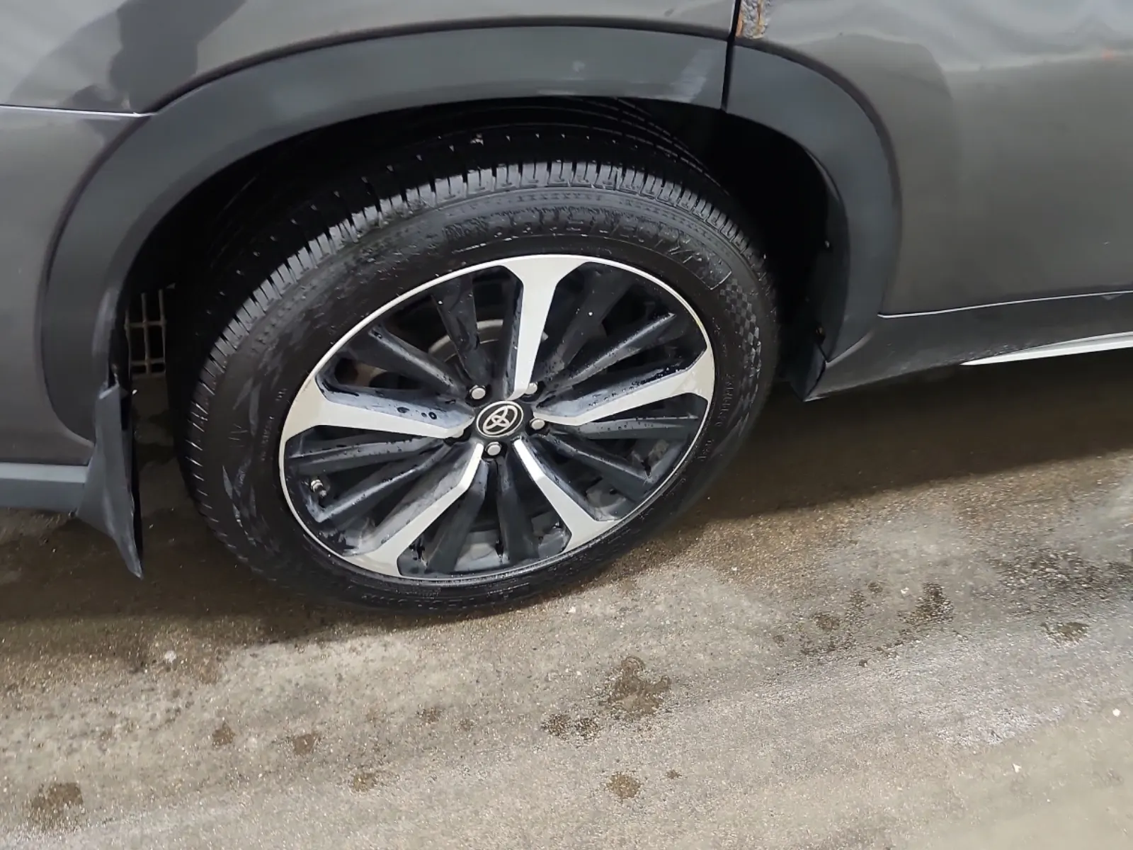 Right Rear Wheel/Tire Photo