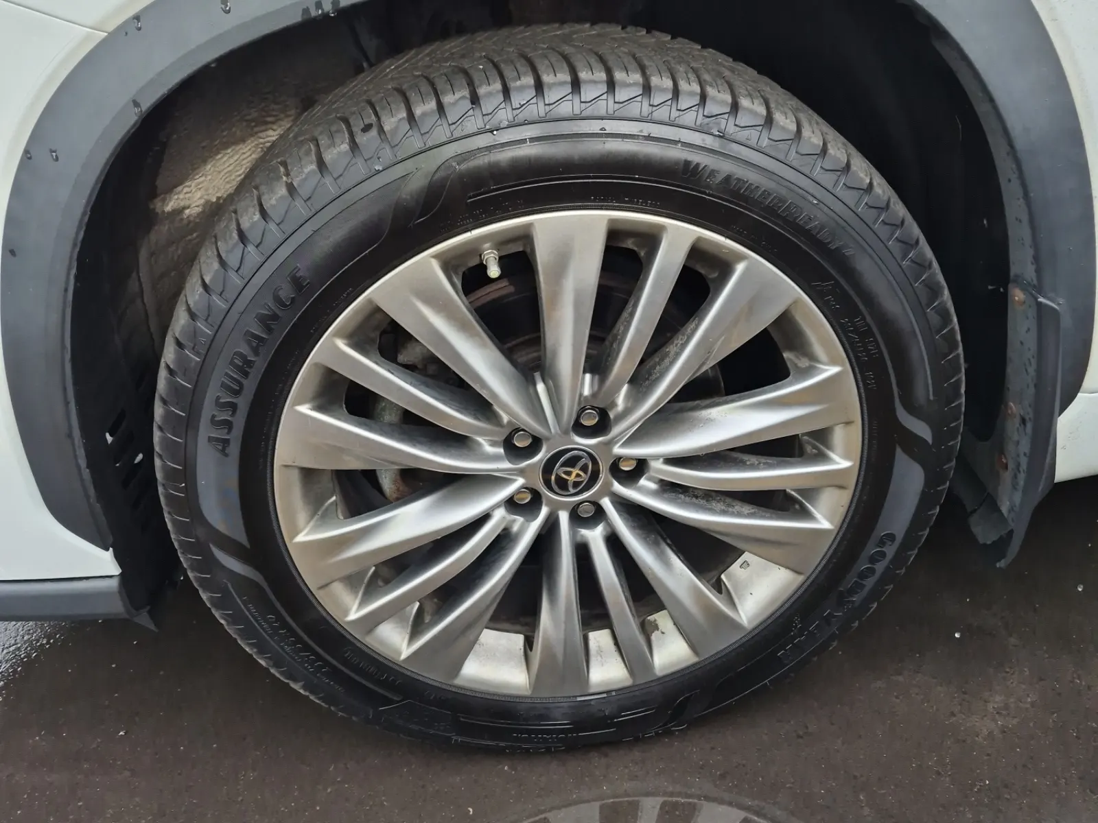 Front driver wheel/tire photo