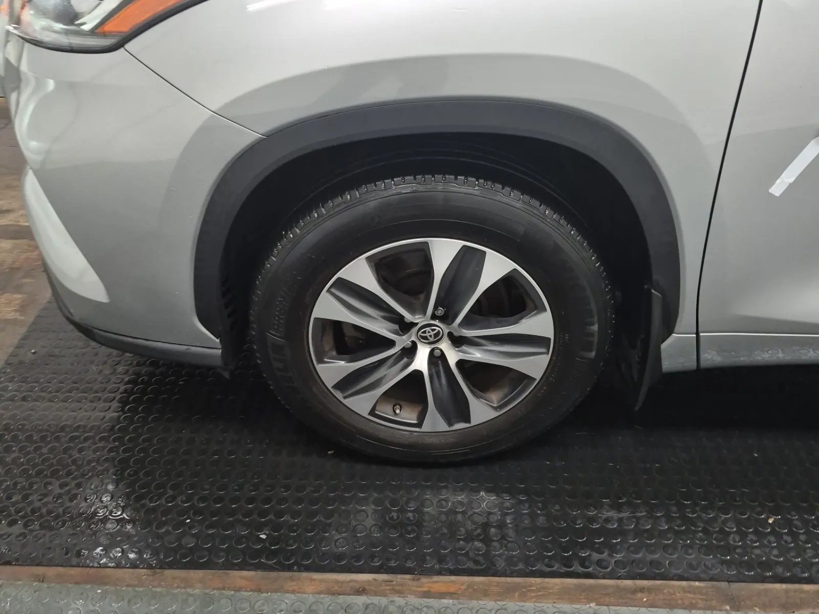 Front driver wheel/tire photo