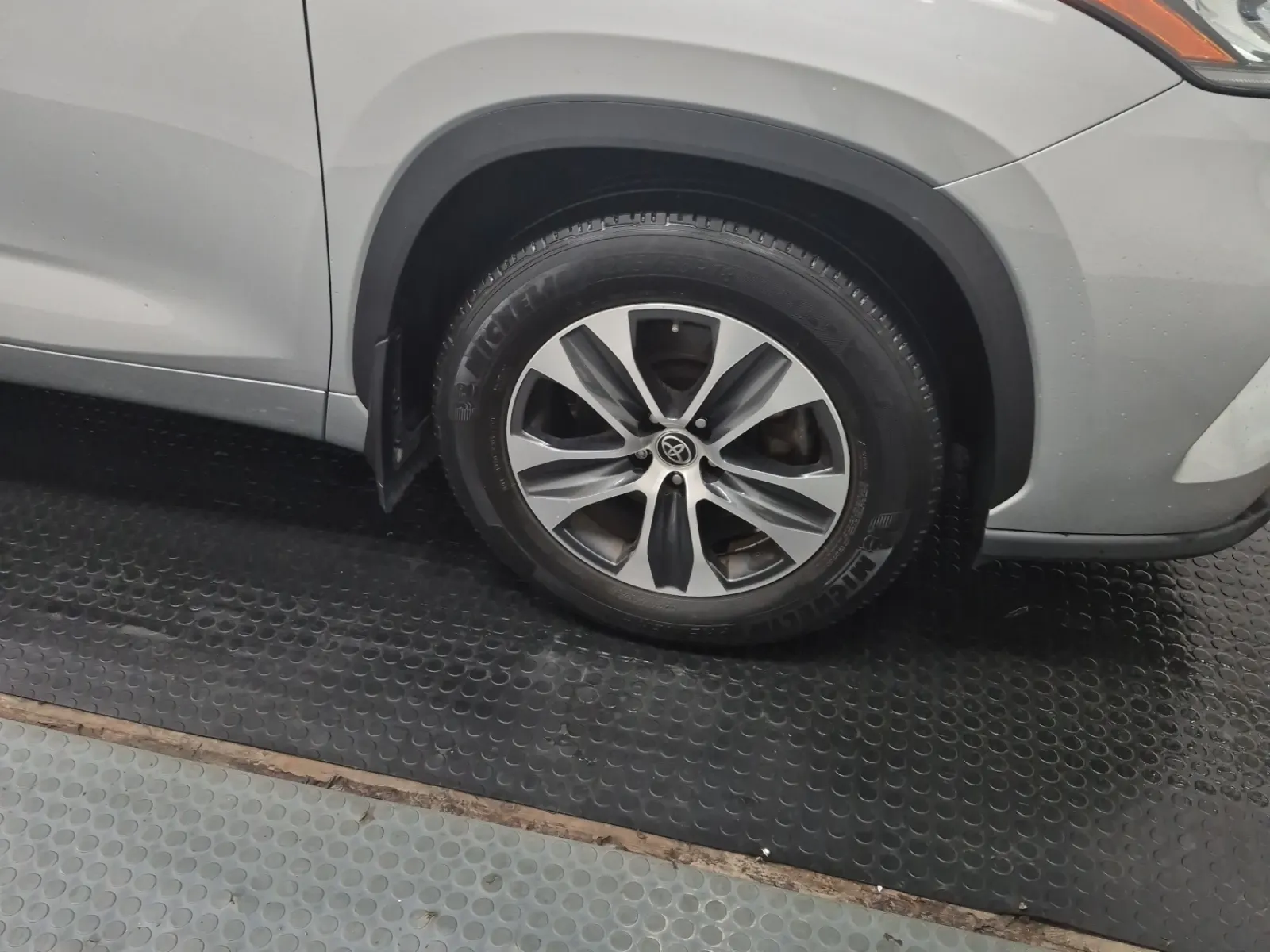 Right Front Wheel/Tire Photo
