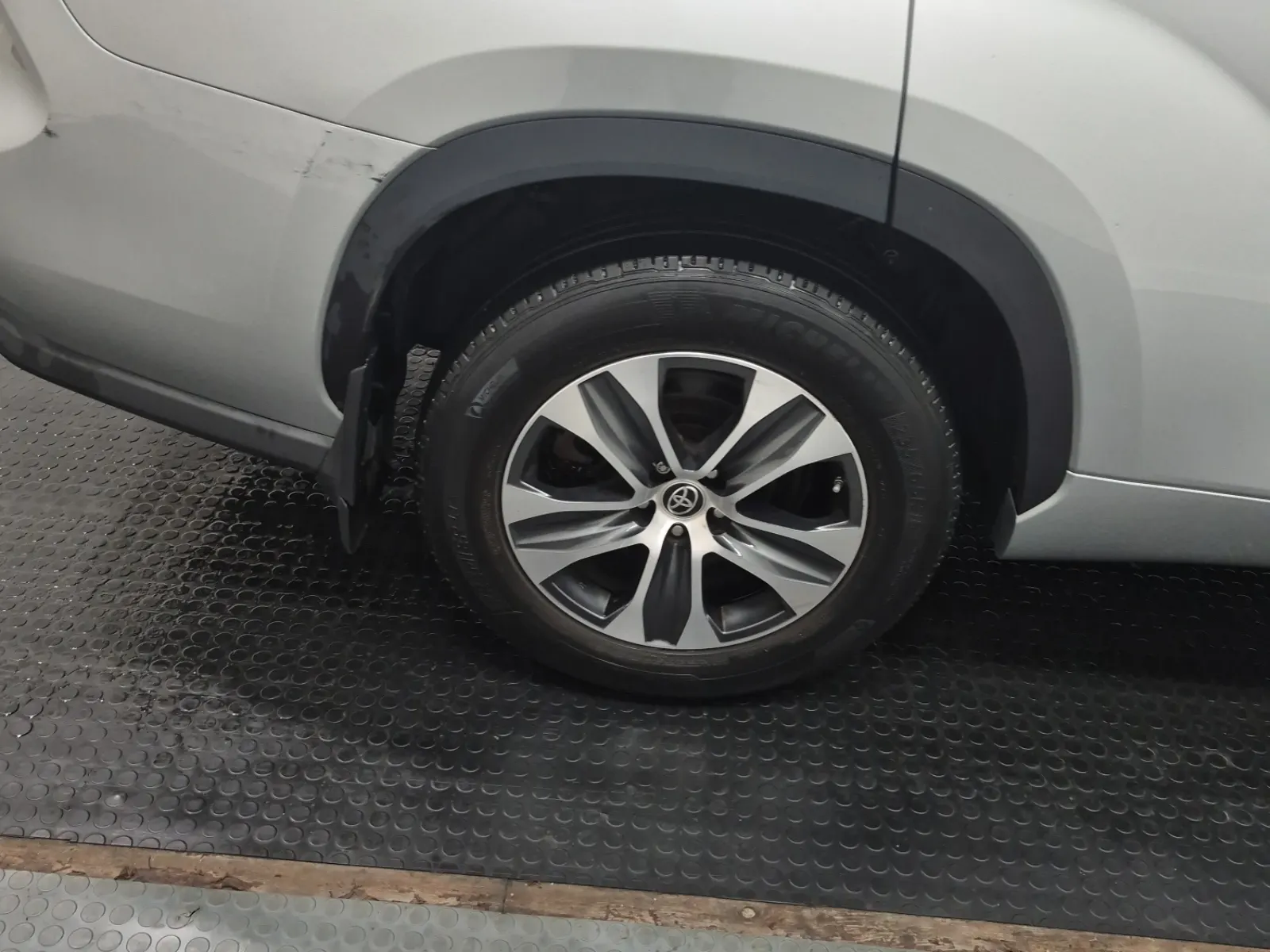 Right Rear Wheel/Tire Photo