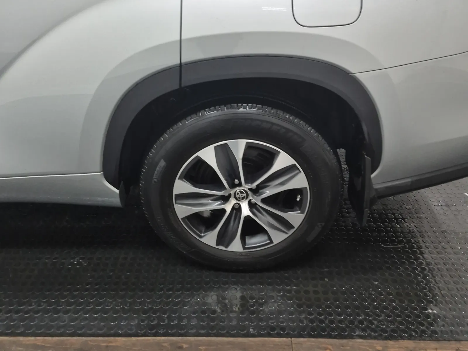 Left Rear Wheel/Tire Photo