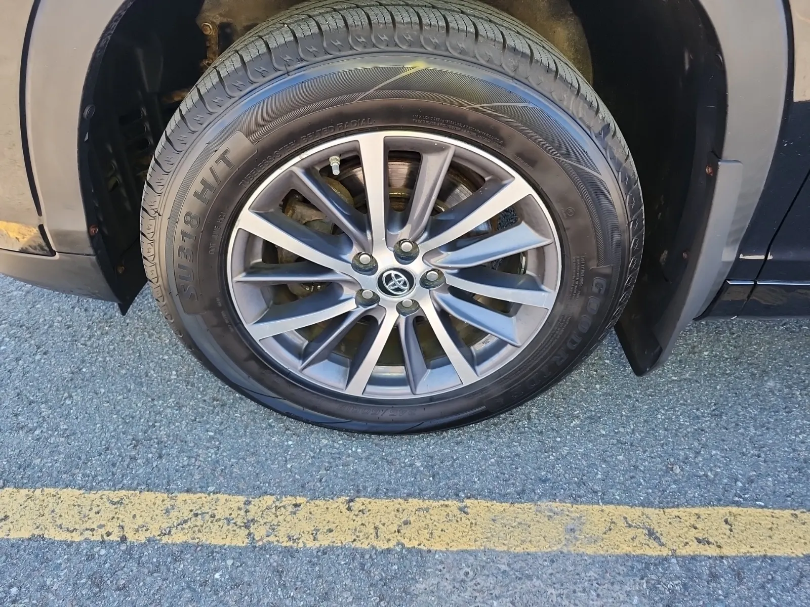 Front driver wheel/tire photo
