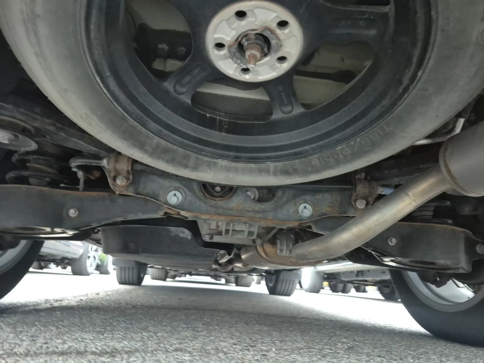 Undercarriage - Rear Photo